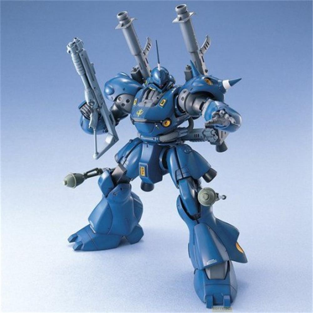 Ein blauer Roboter mit Waffen vor blauem Hintergrund.