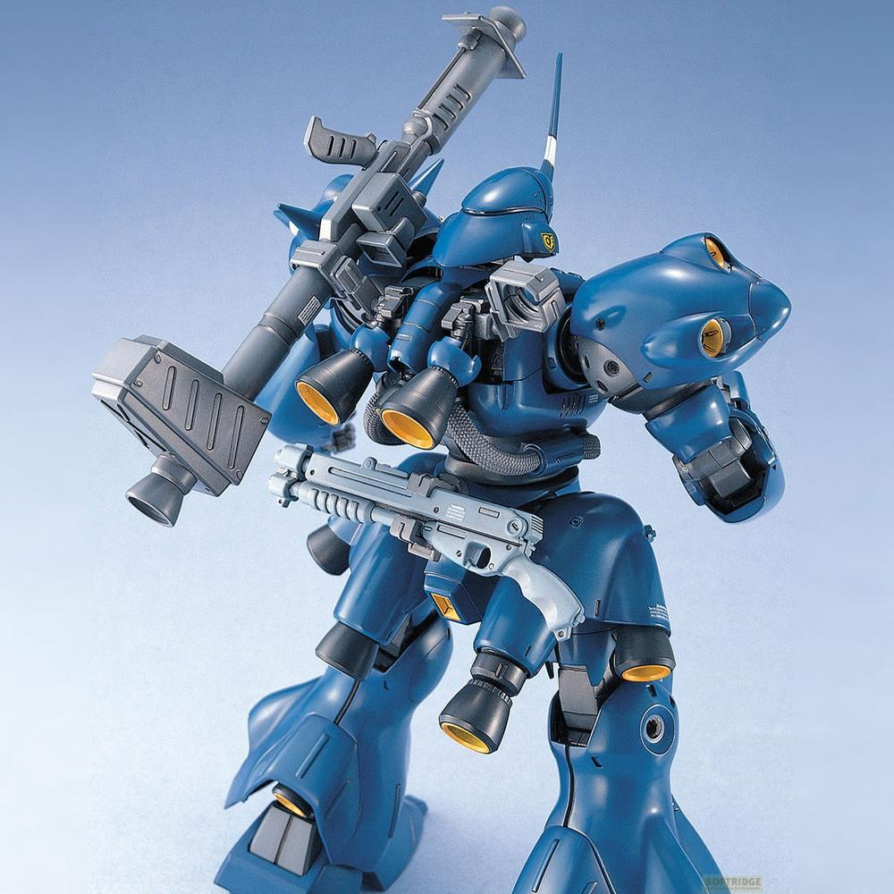 Eine blaue Kampfroboter-Figur mit Waffen und Düsen, vor blauem Hintergrund.
