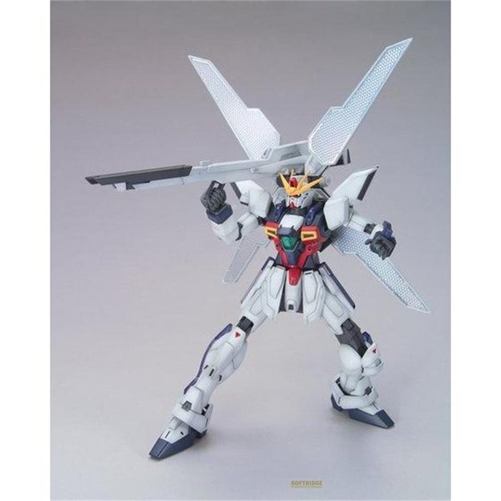 Weiße und blaue Roboterfigur mit großen Flügeln und einer Waffe