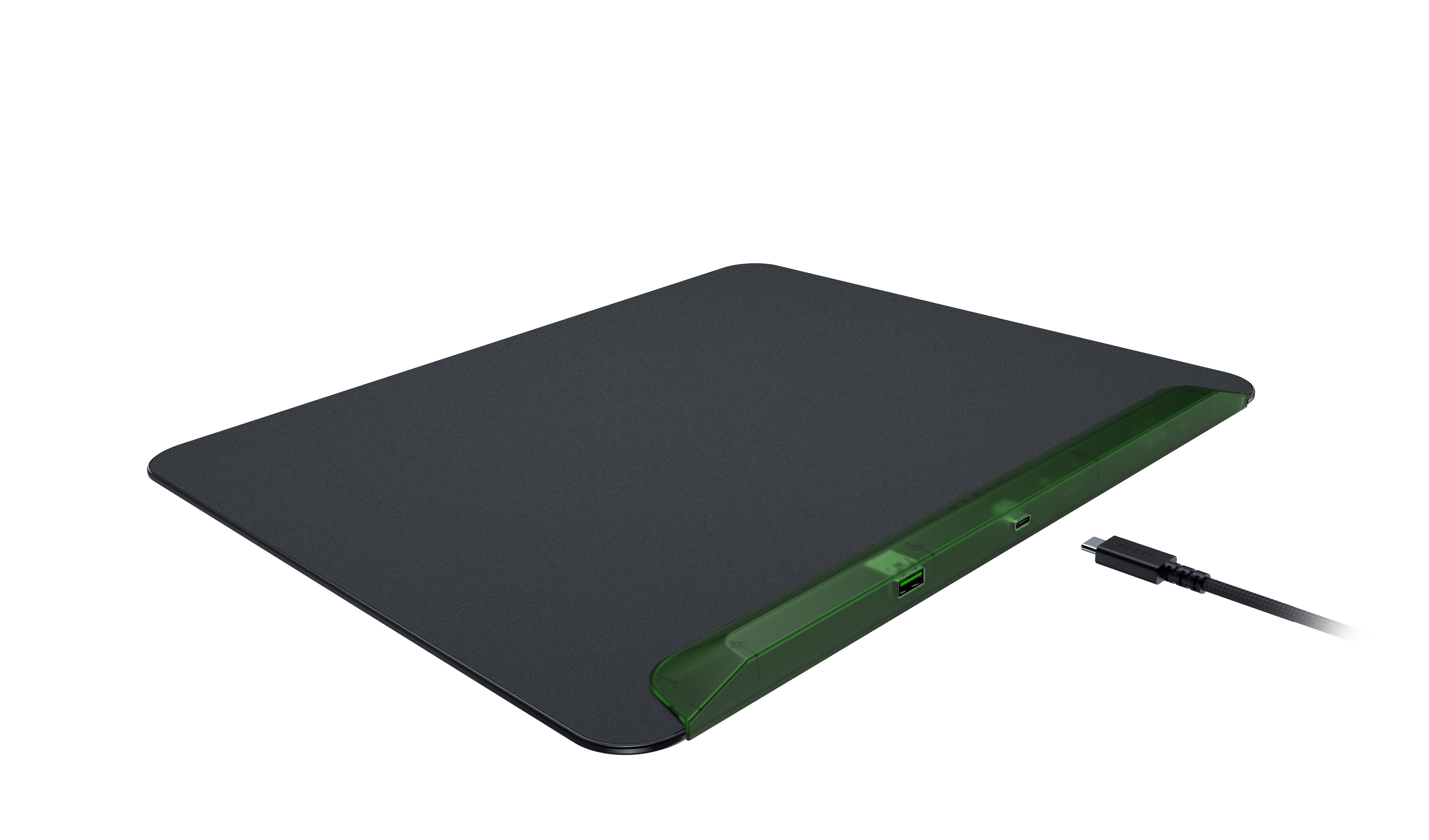 Tapis de souris noir avec accents verts et câble USB-C.