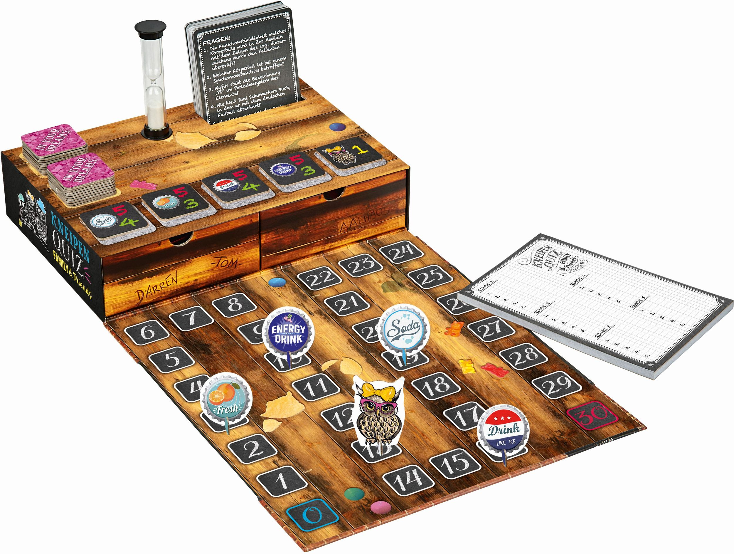 Holzbrettspiel mit Spielplan, Spielfiguren, Karten und Stift. Spielsteine zeigen Getränke und Zahlen.