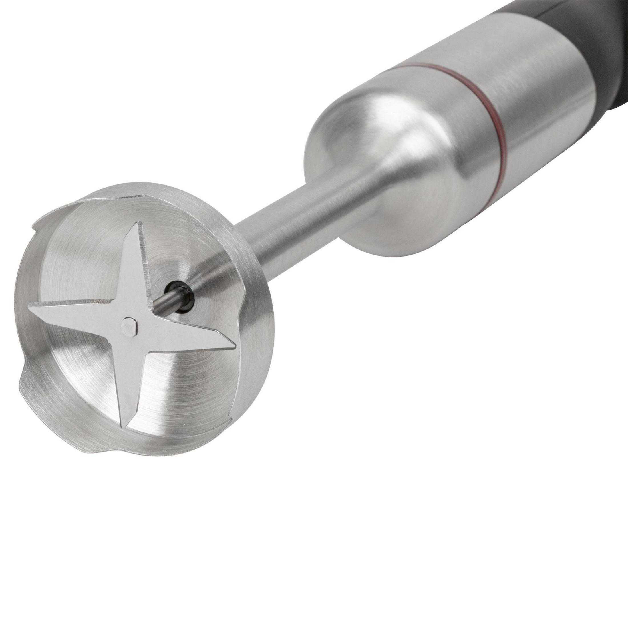 Zbliżenie srebrnego blendera ręcznego z czterema ostrzami.