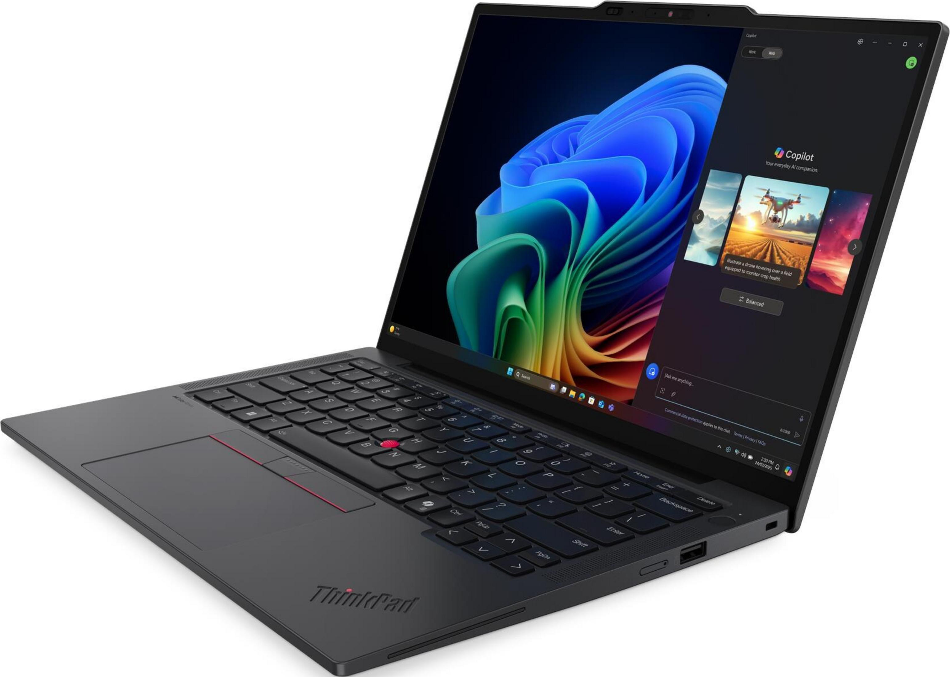 Ein dunkelgraues ThinkPad-Laptop ist geöffnet und zeigt einen lebendigen blau-grünen abstrakten Hintergrund und die Copilot-KI-Oberfläche.