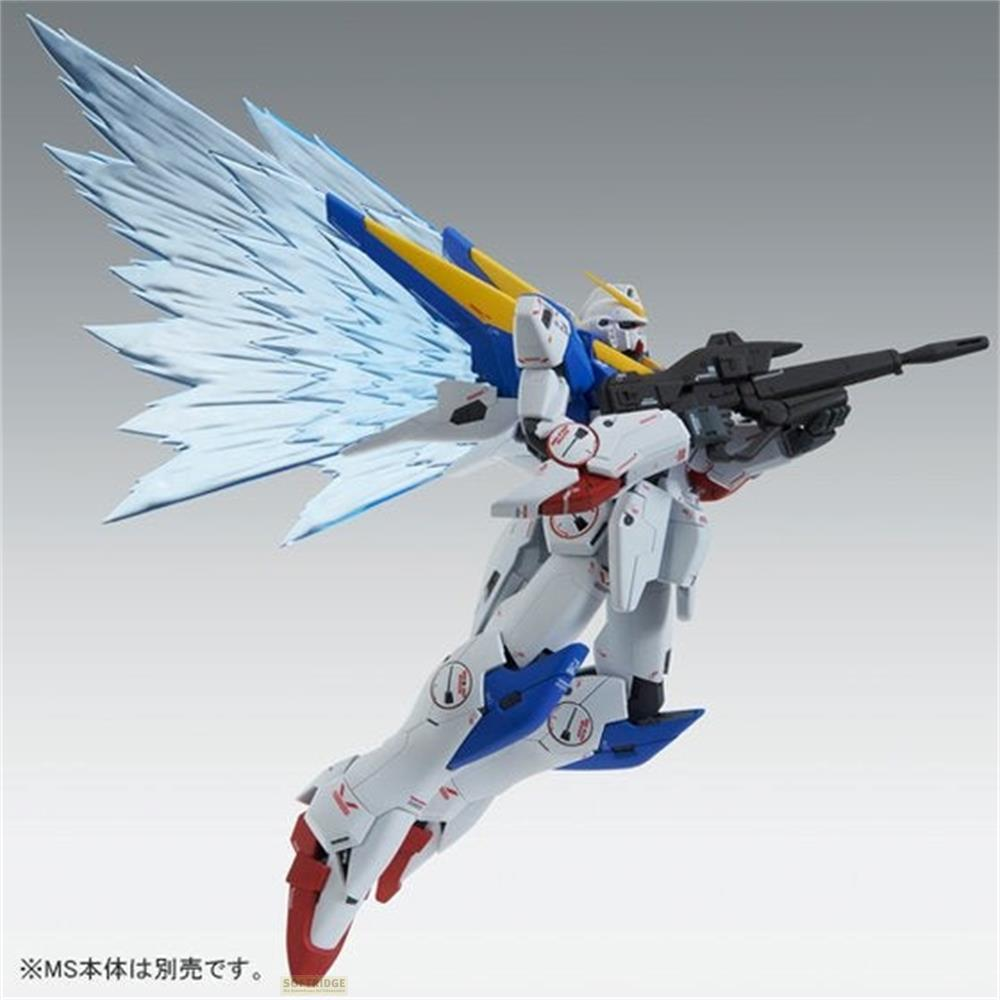 Ein weißer Roboter mit großen blauen Flügeln und einer Waffe.