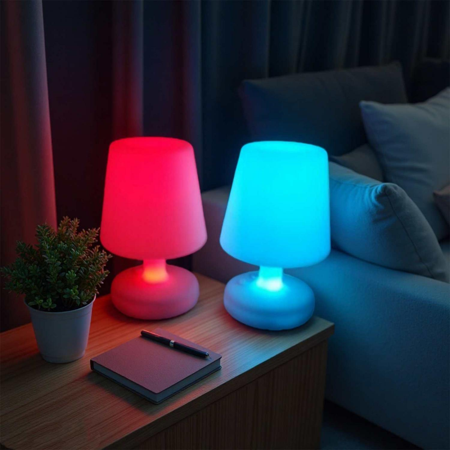 Zwei Lampen, eine rote und eine blaue, beleuchten einen Nachttisch mit einer Pflanze, Notizbuch und Stift.