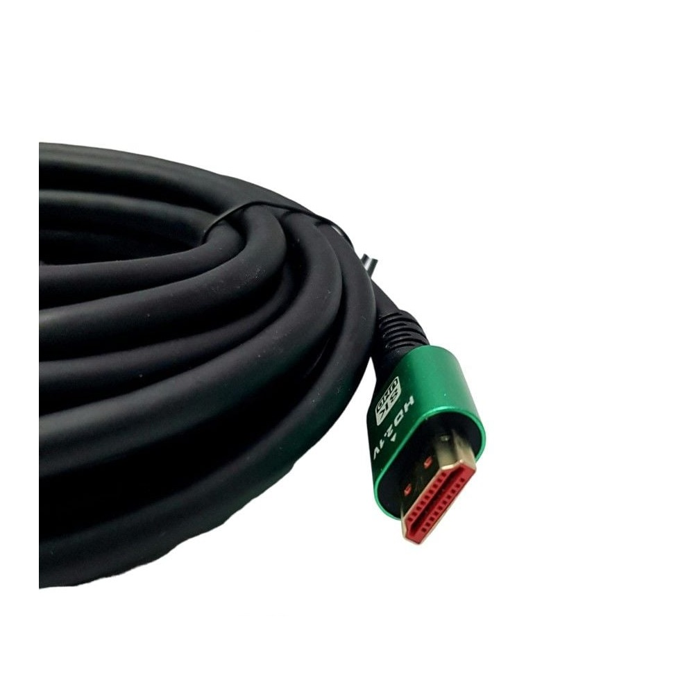 Yeşil konektörlü ve kırmızı pinli, sarılı siyah HDMI kablosu.
