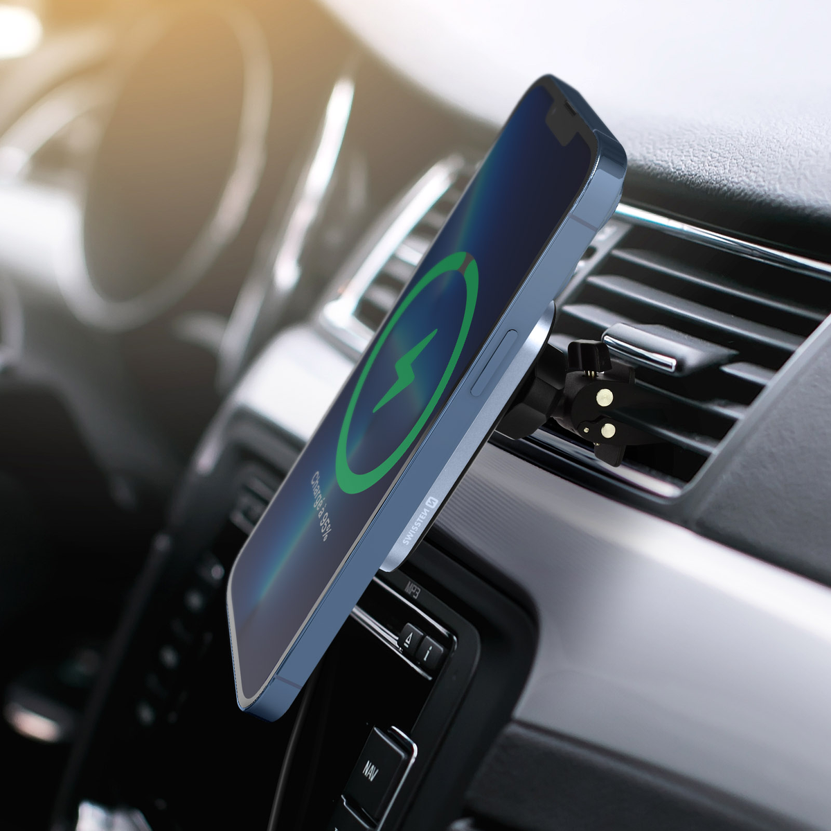 Ein blaues Smartphone wird an einem Lüftungsgitter geladen. Grüne Ladeanzeige.