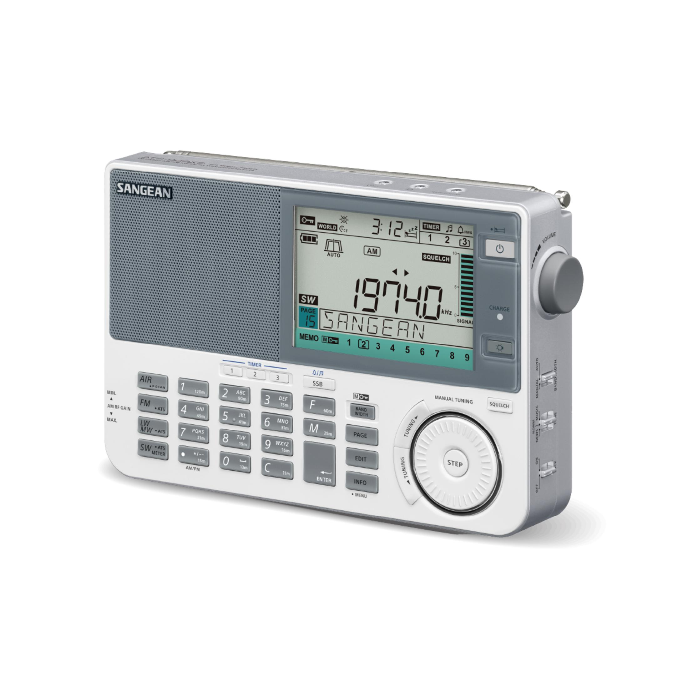 Srebrne radio Sangean z cyfrowym wyświetlaczem, przyciskami i pokrętłem strojenia.