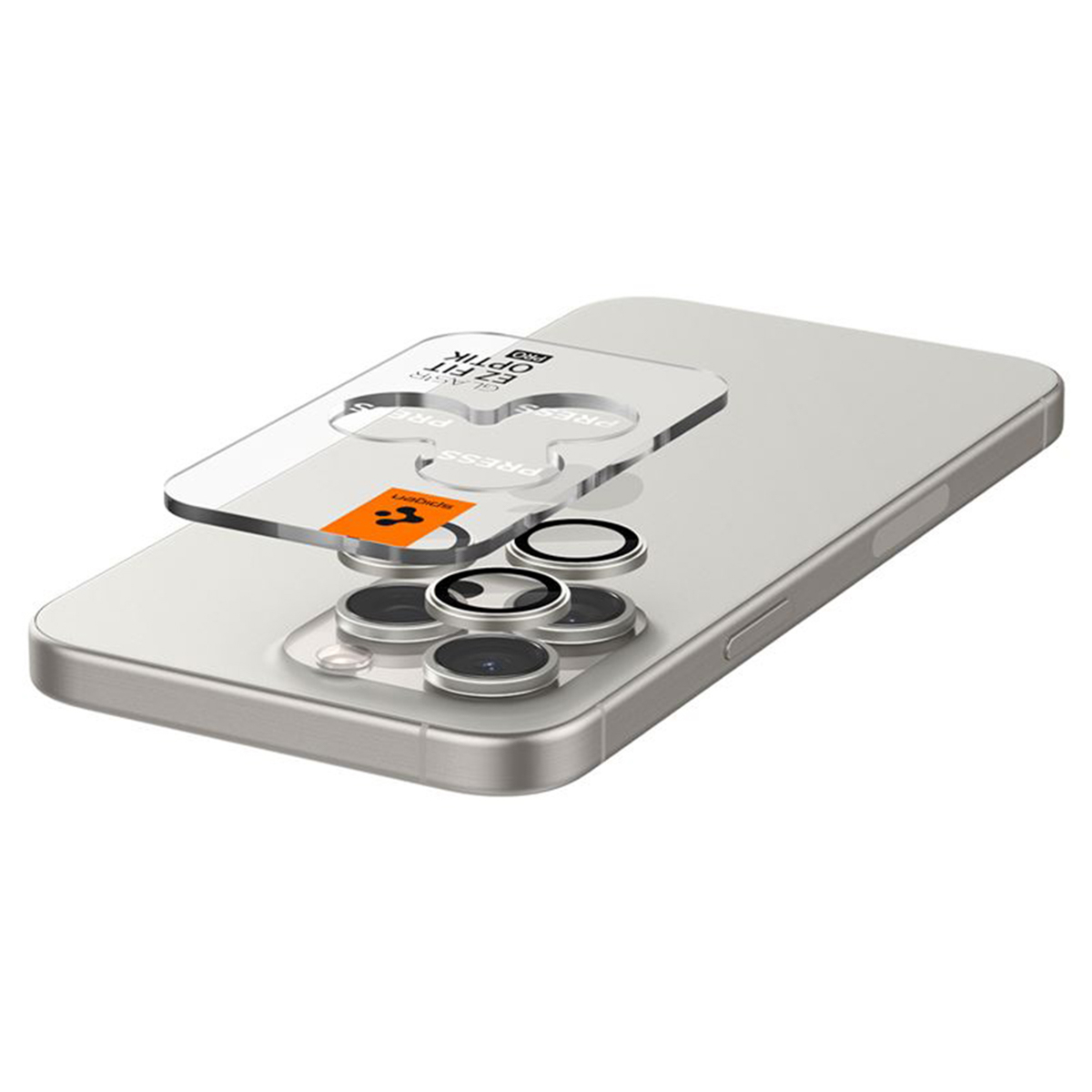 Przezroczysta pomoc montażowa spoczywa na srebrnym smartfonie, chroniąc obiektywy.