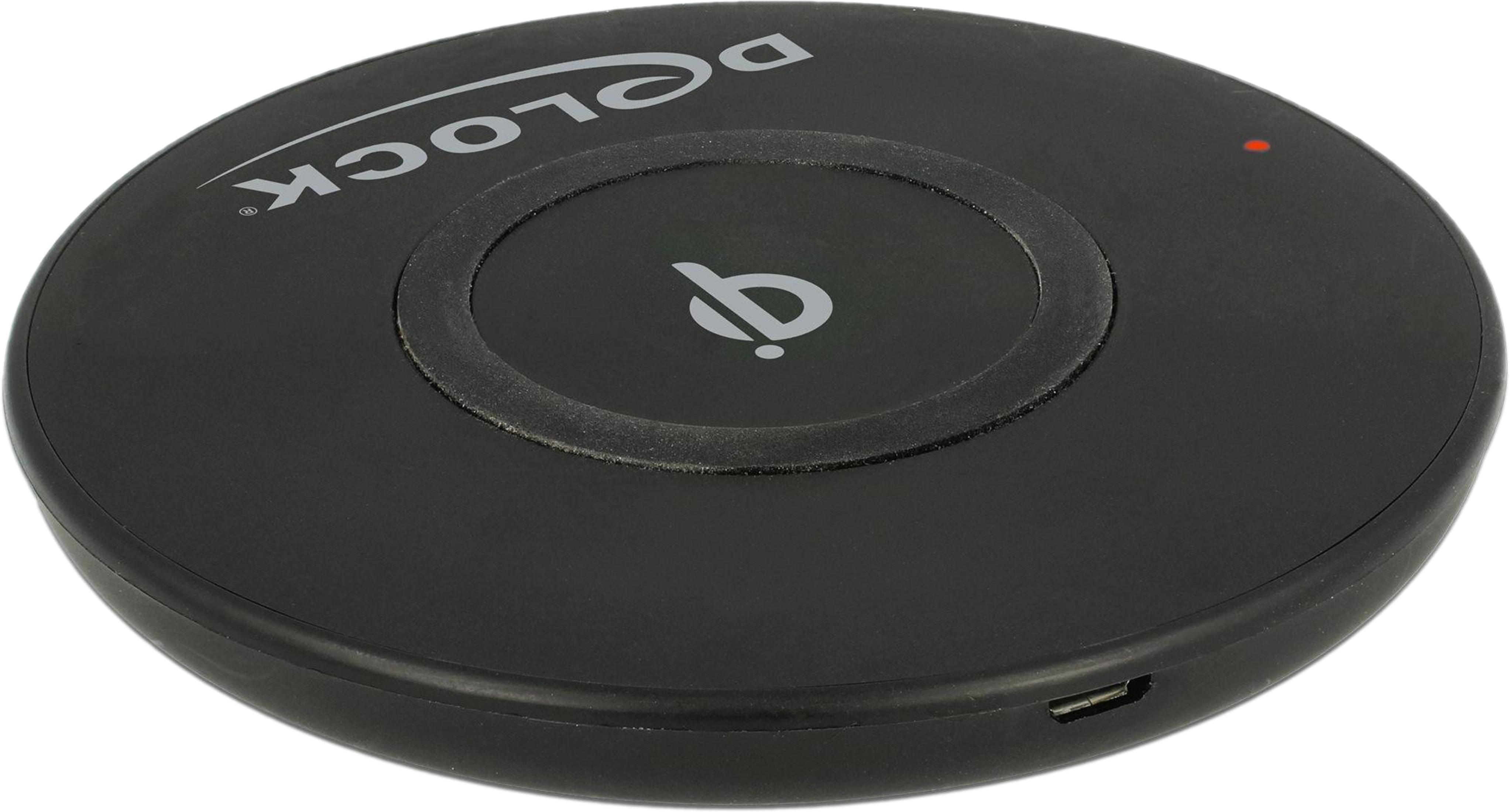 Schwarzes Lade-Pad mit Logo und rotem Lämpchen.