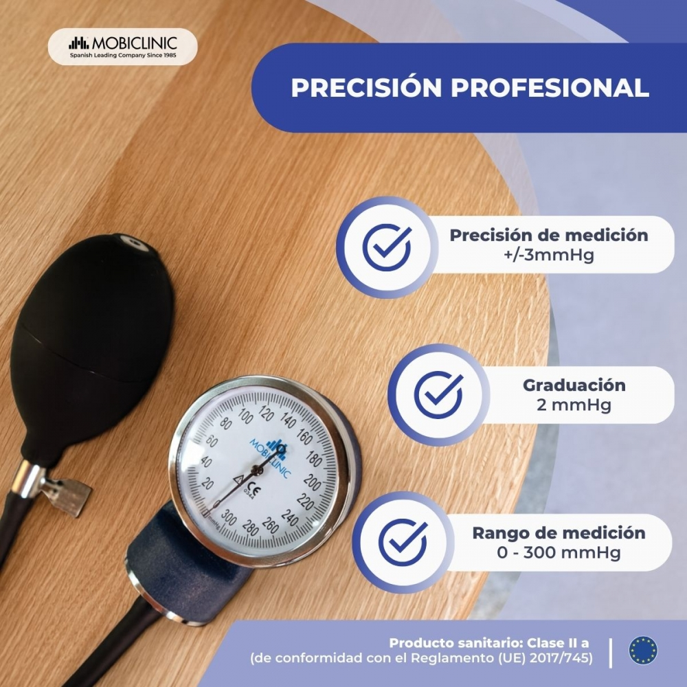 Un tensiómetro con manómetro, pera de goma y manguera sobre fondo de madera.
