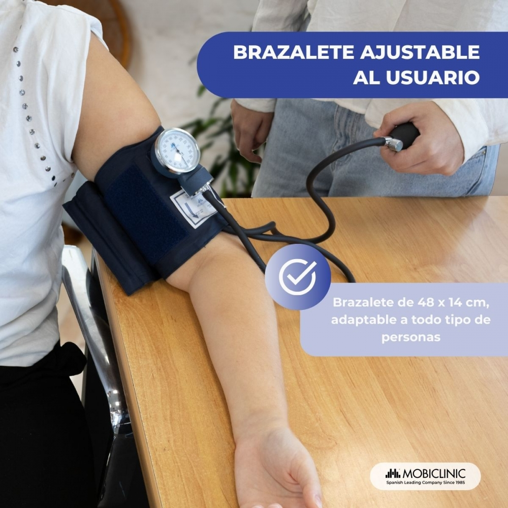Un manguito de presión arterial está en el brazo de una persona, con manómetro y tubo.