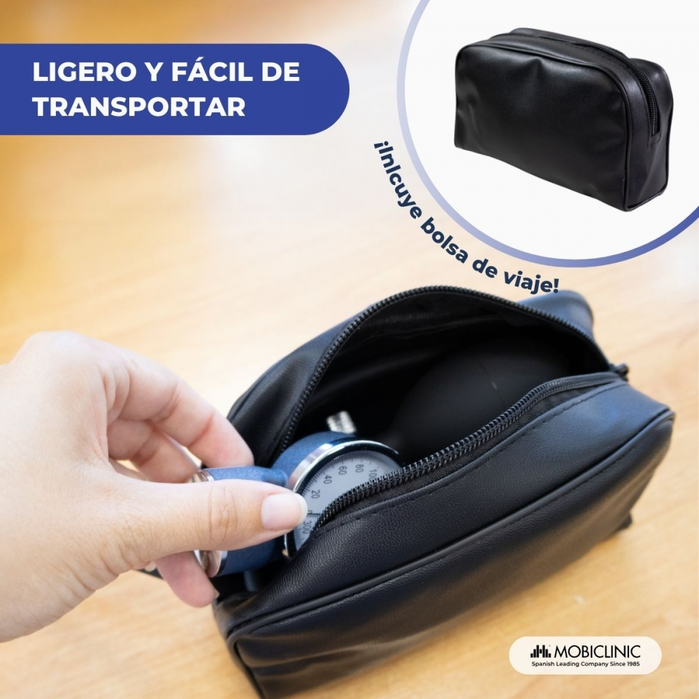 Una mano coloca un dispositivo médico azul en un bolso negro.