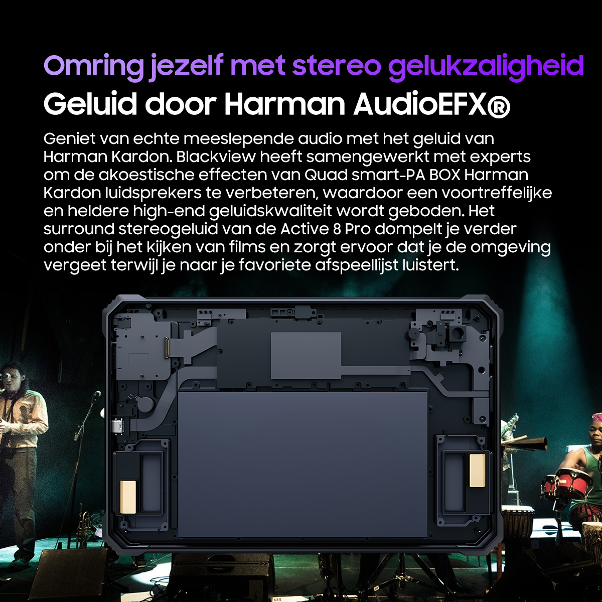 Een open Harman Kardon luidsprekerkast op een podium met muzikanten.