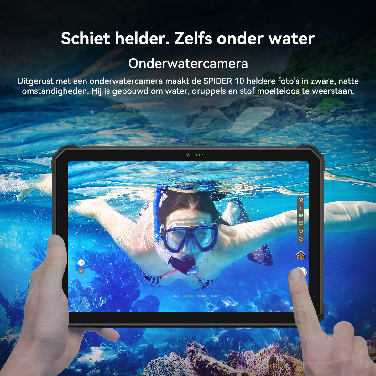 Een tablet toont een snorkelaar onder water. Handen houden de tablet vast.