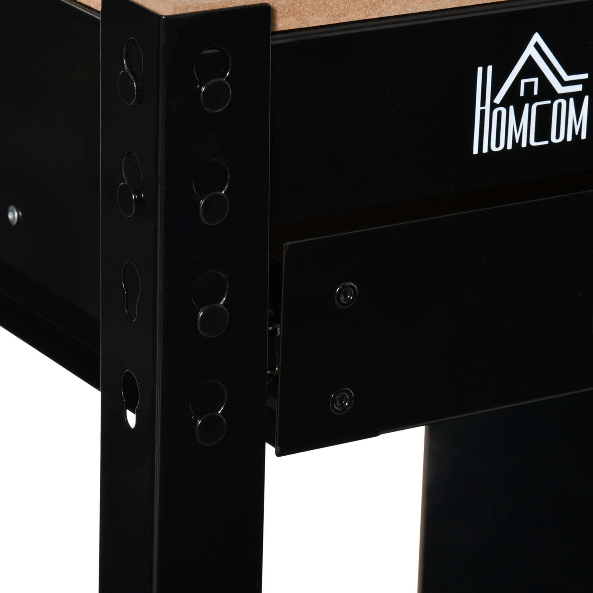 Primer plano de un estante metálico negro con el logo de HOMCOM.