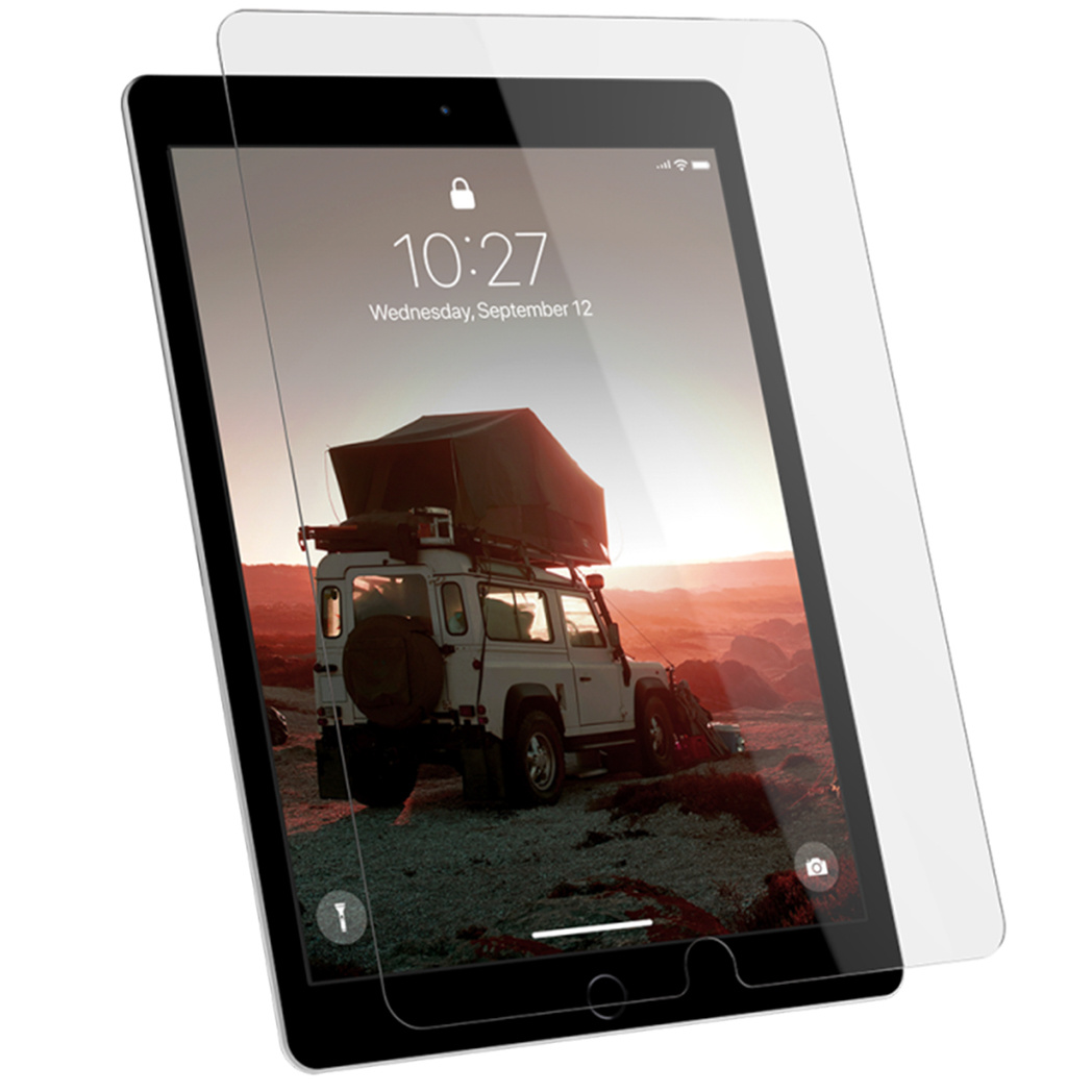 Een tablet toont een afbeelding van een off-road voertuig met daktent bij zonsondergang.