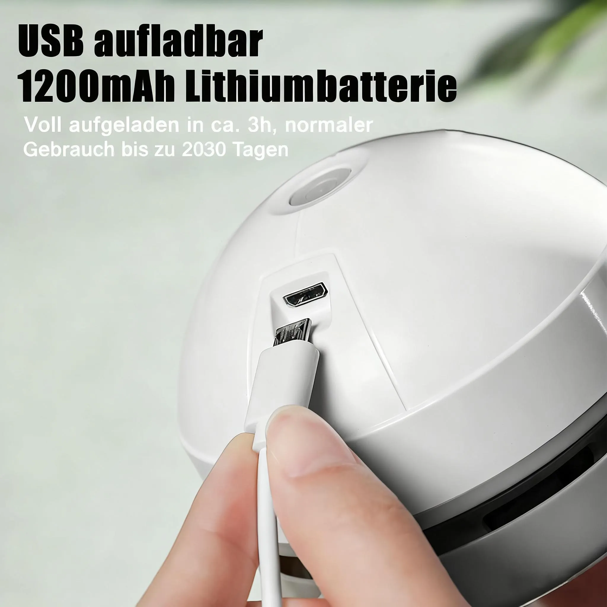 Weiße, USB aufladbare 1200mAh Lithiumbatterie mit eingestecktem Kabel.