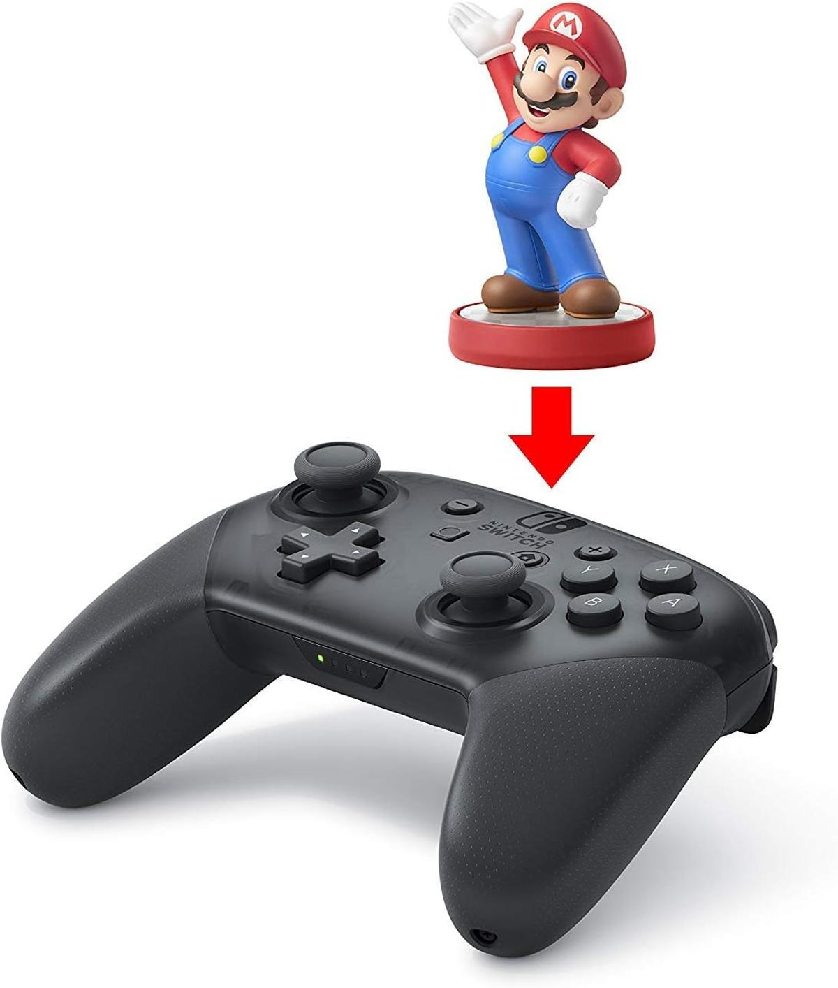Mario Amiibo über einem schwarzen Nintendo Switch Pro Controller, mit Pfeil nach unten.