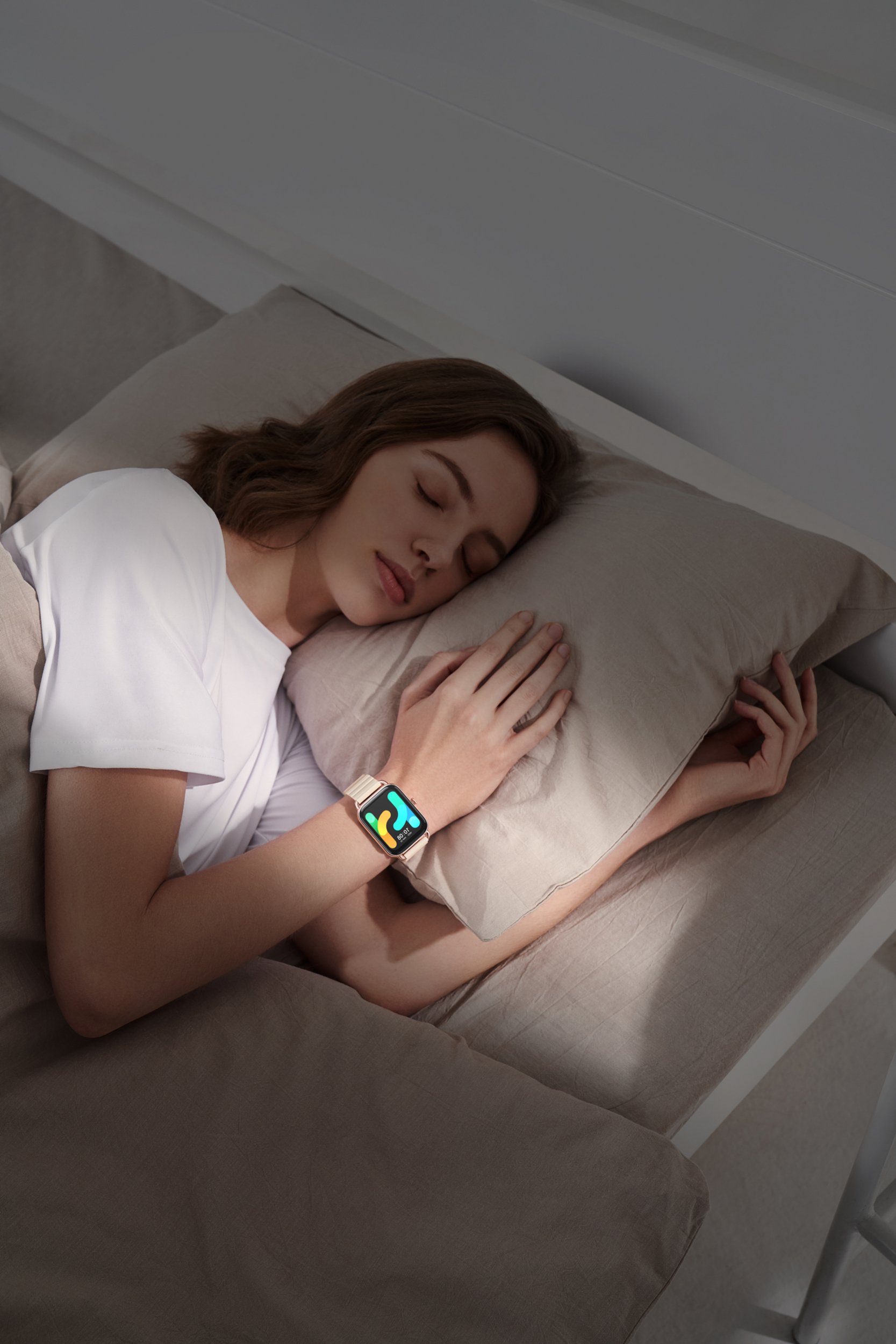 Eine Frau schläft auf einem Kissen, ihr Arm mit einer Smartwatch ist sichtbar.