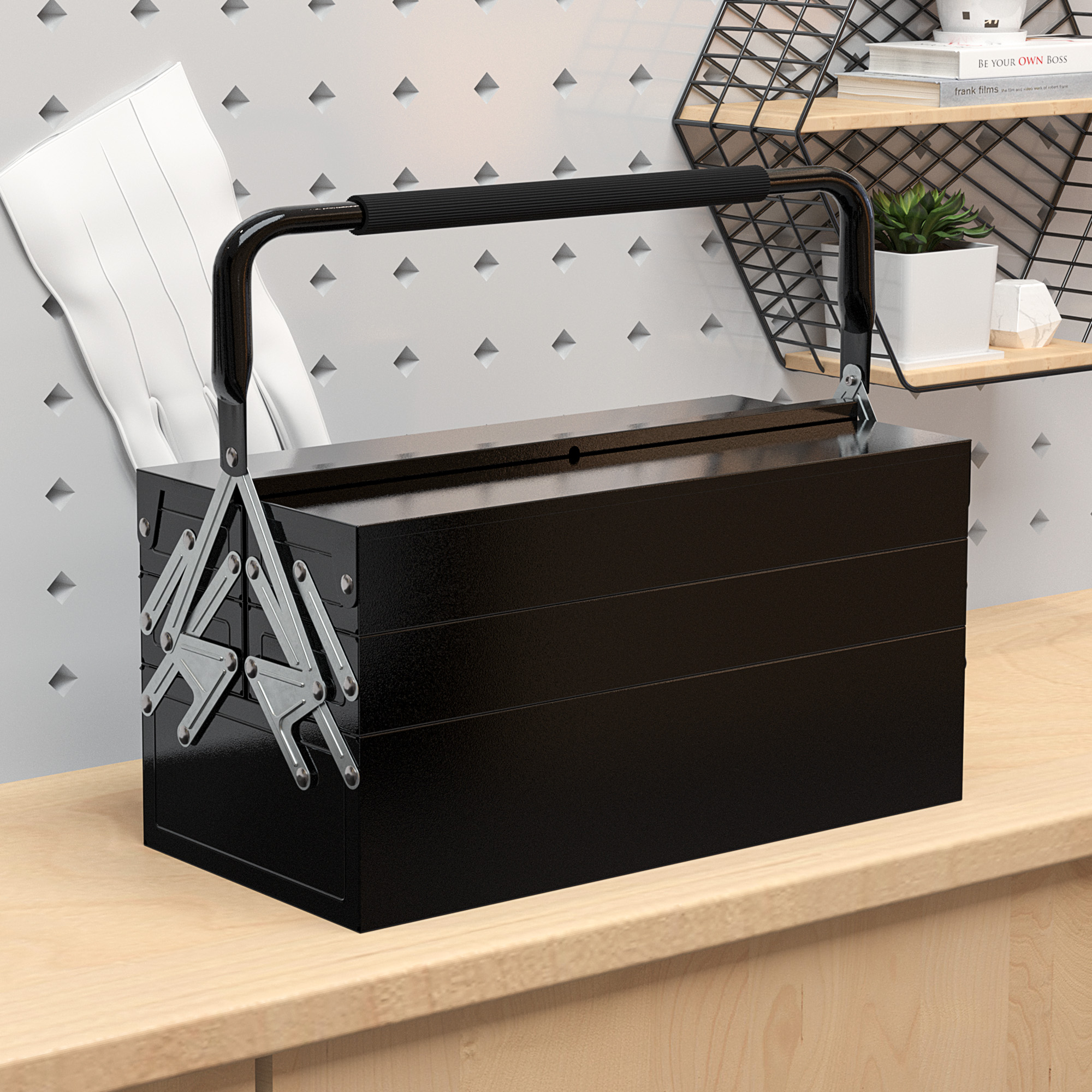 Caja de herramientas negra con asa sobre superficie de madera.