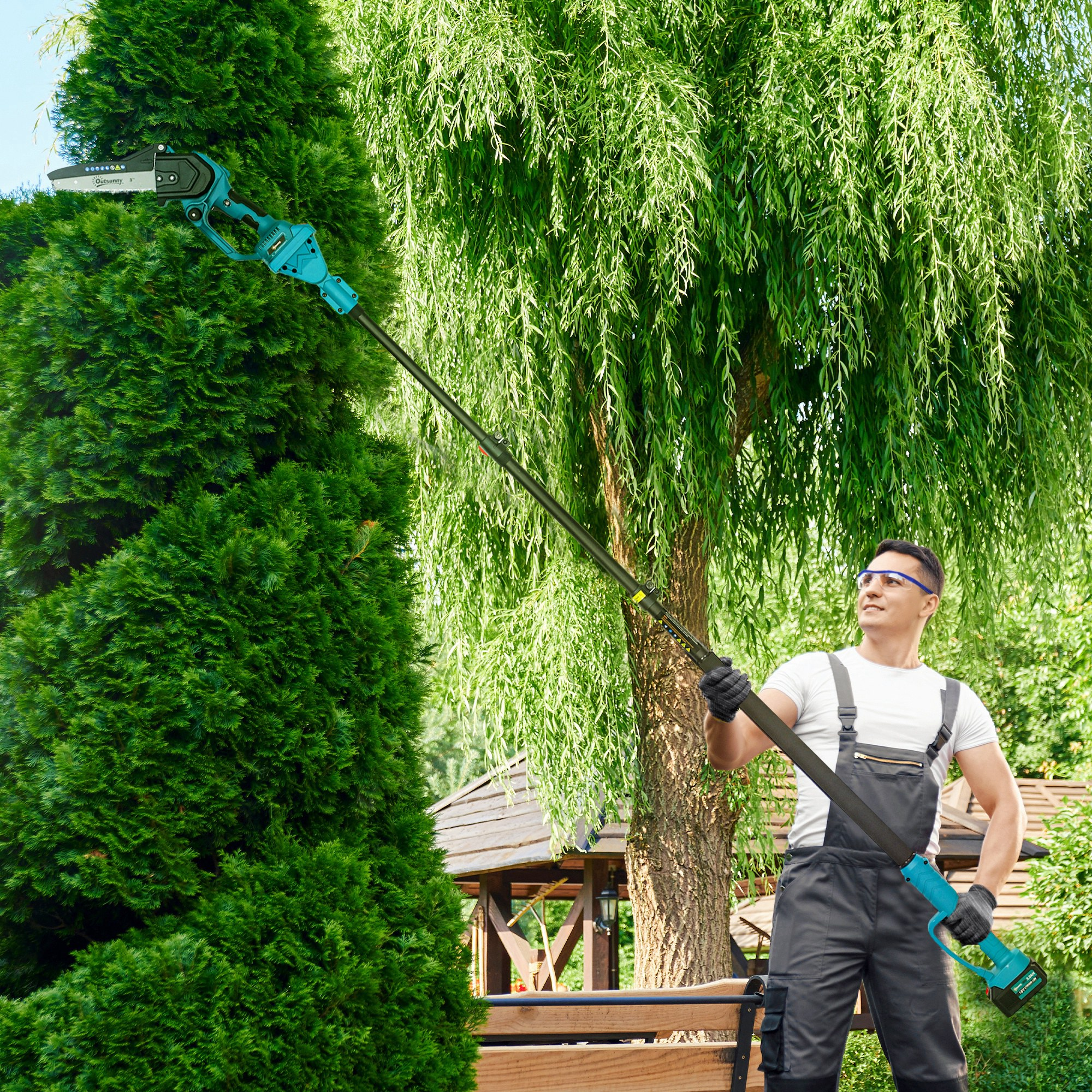 Hombre recorta árbol con podadora de pértiga en jardín.