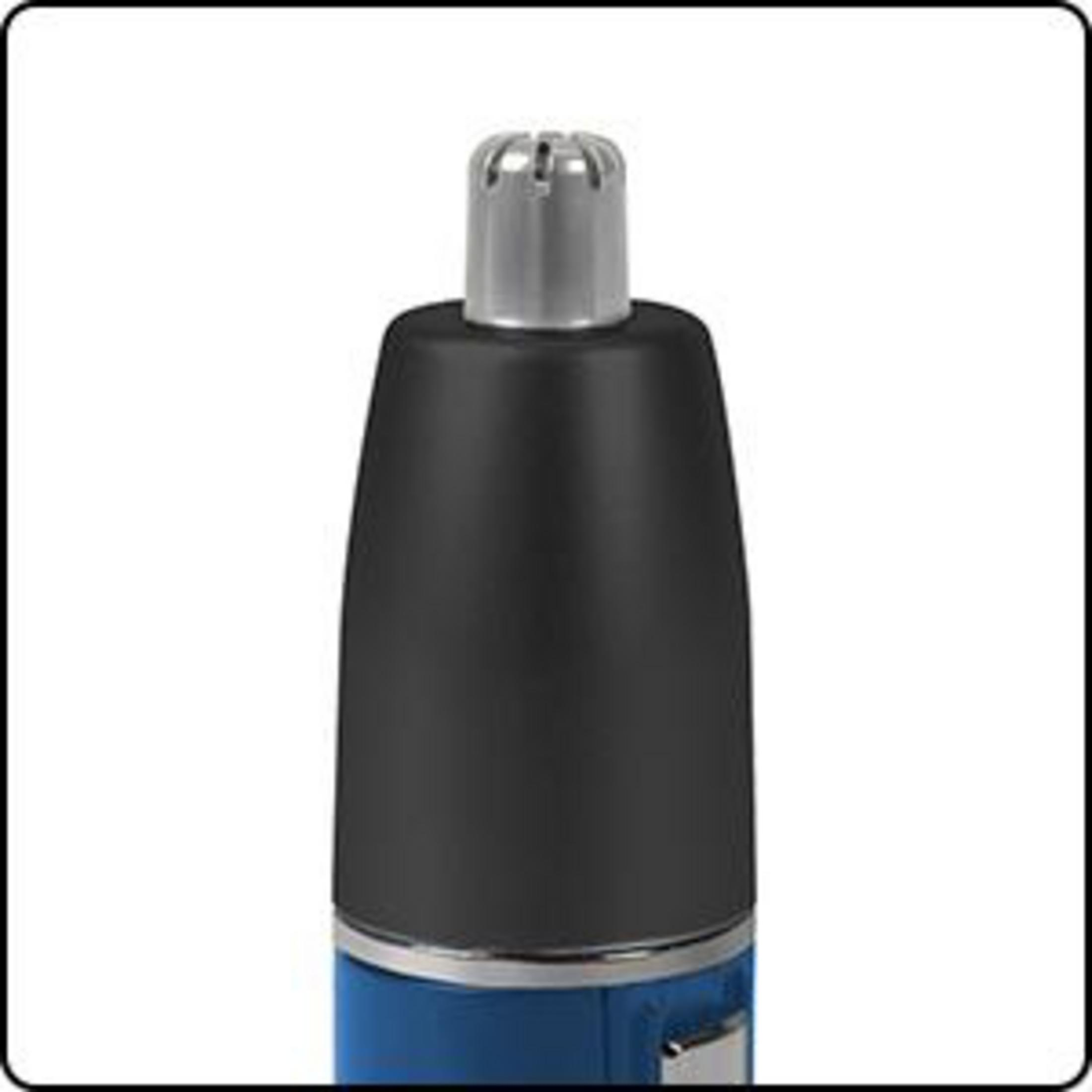 Zbliżenie trymera do włosów w nosie ze srebrną końcówką i czarnym uchwytem.