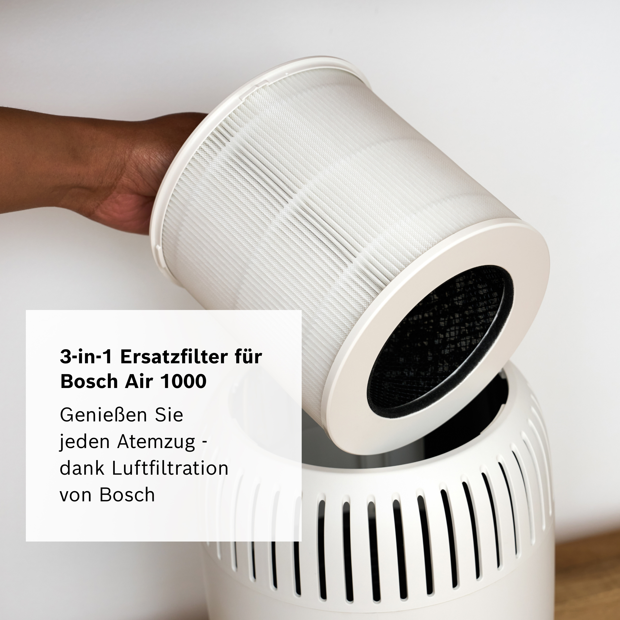 Un filtro di ricambio bianco 3 in 1 per il Bosch Air 1000 viene inserito in un dispositivo.