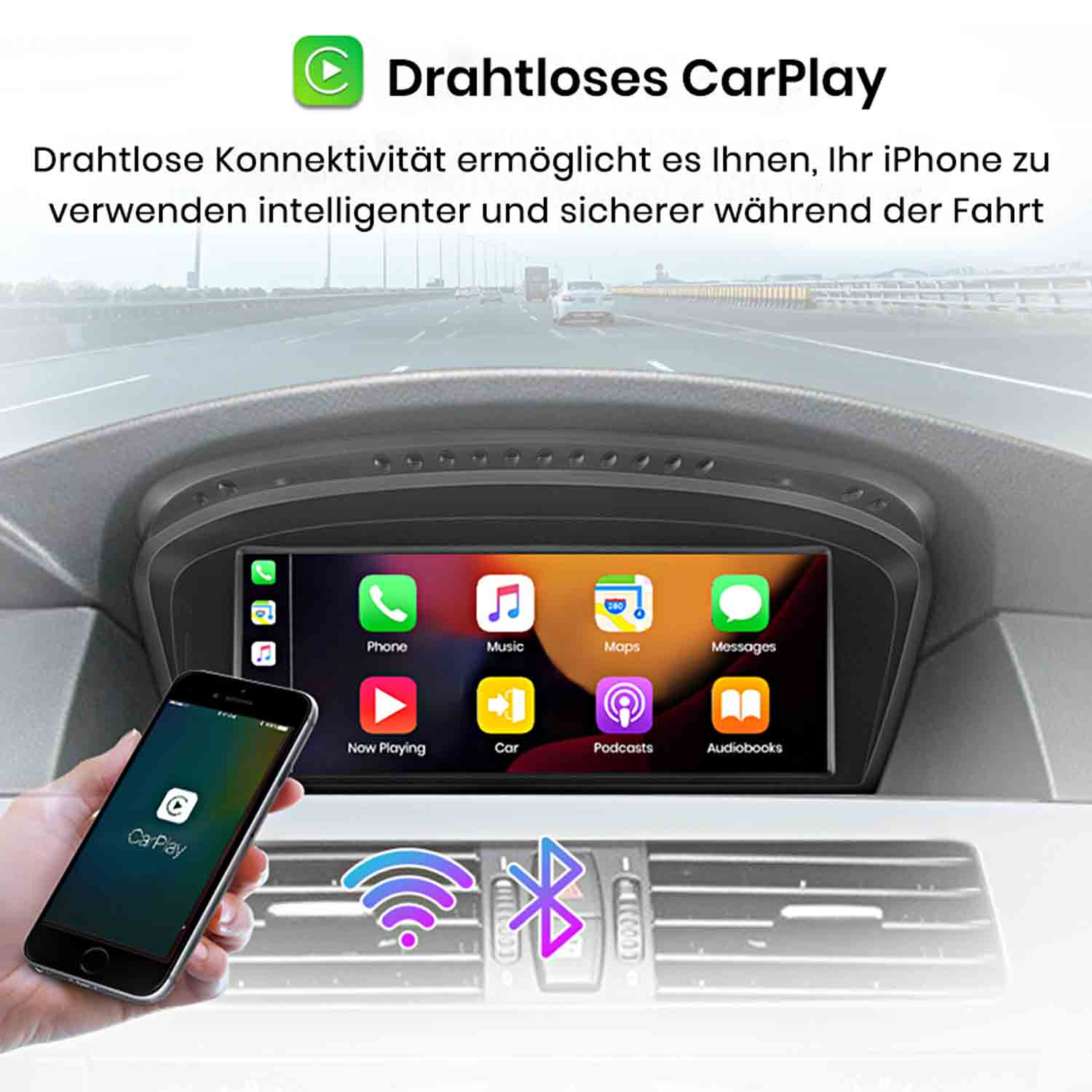 Ein iPhone wird gehalten, das CarPlay zeigt, verbunden mit einem Auto-Display.