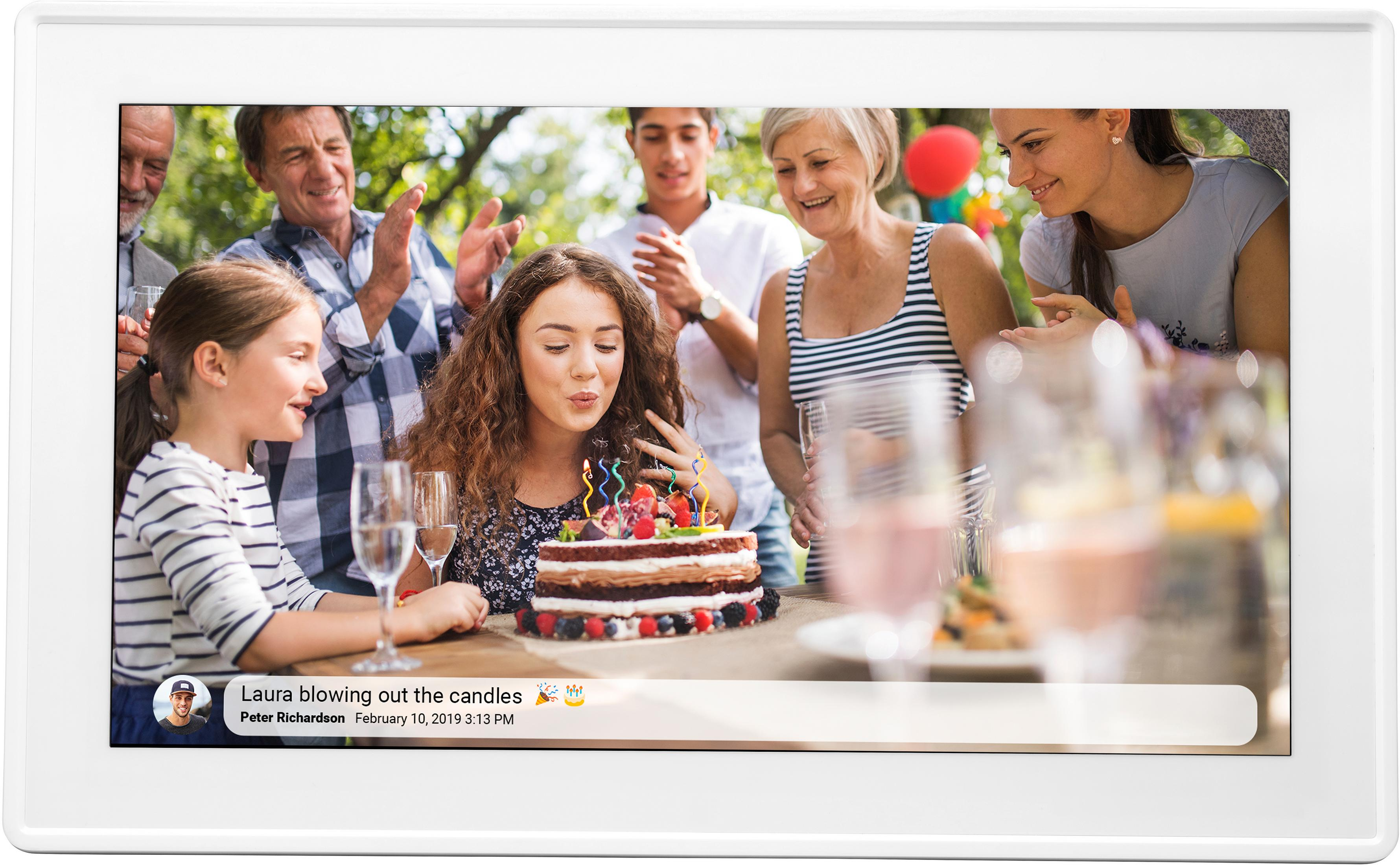 Familie feiert Geburtstag im Freien mit Kuchen und Kerzen.