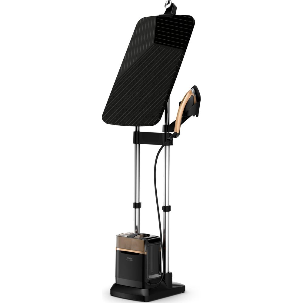 Czarny stojący parowiec do ubrań z żelazkiem i zbiornikiem na wodę.