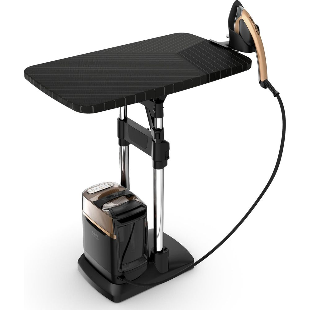 Żelazko parowe z deską do prasowania i zbiornikiem na wodę, czarno-miedziane.