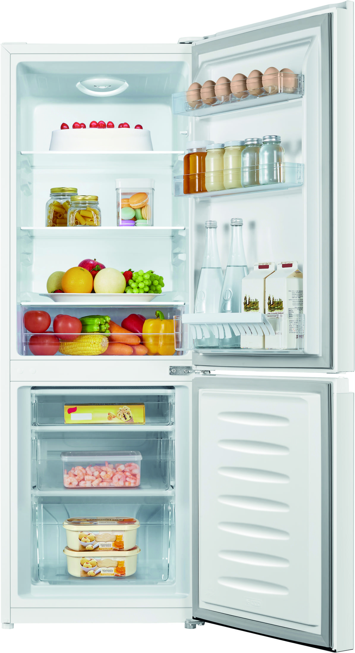 Otwarta lodówka z żywnością: ciasto, jajka, owoce, warzywa, napoje i mrożonki.