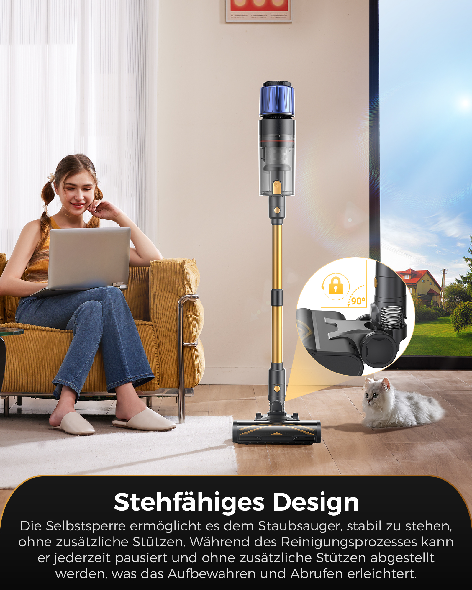 Frau sitzt auf Sofa mit Laptop; Stielstaubsauger steht aufrecht daneben.