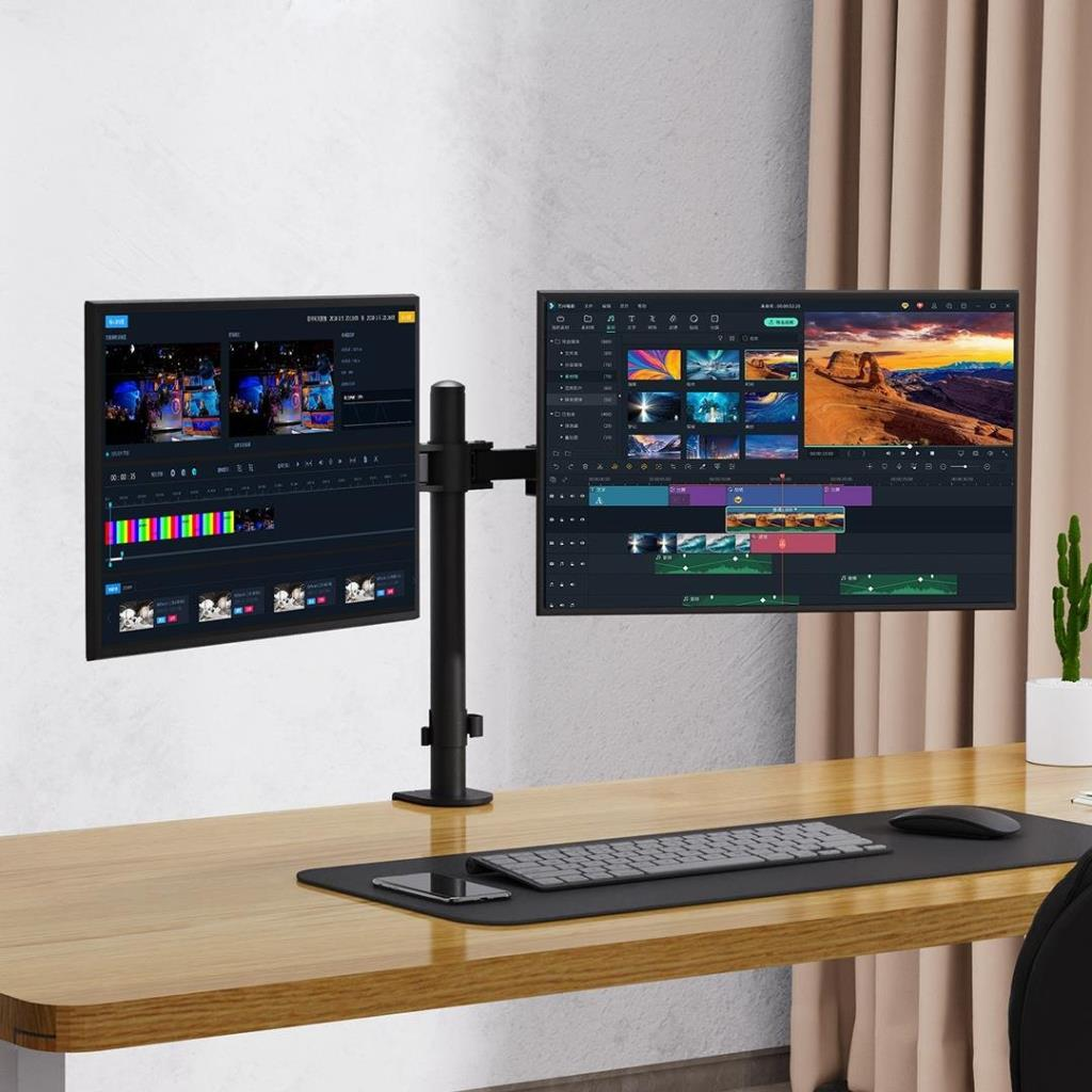 Stand üzerinde çift monitör, klavye ve fareli masada video düzenleme yazılımı gösteriyor.