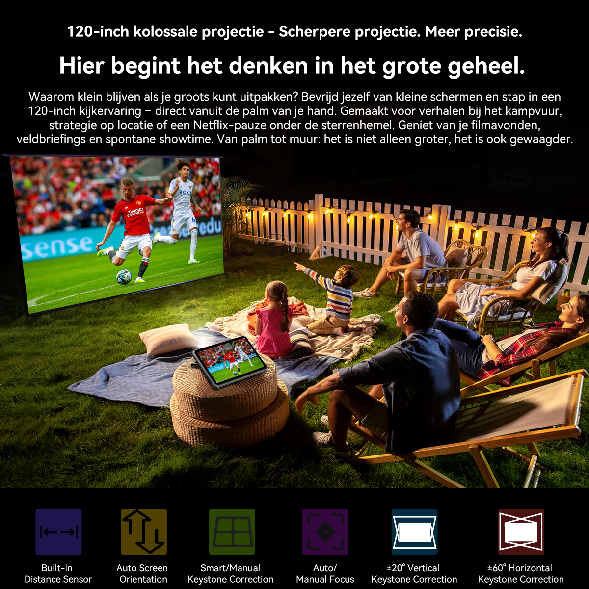 Familie kijkt film buiten op groot scherm. Iconen tonen projectorfuncties.