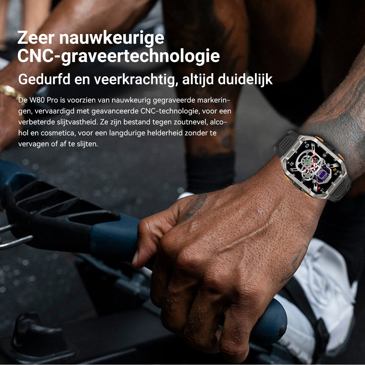 Een hand met een smartwatch grijpt een stuur tijdens een training.