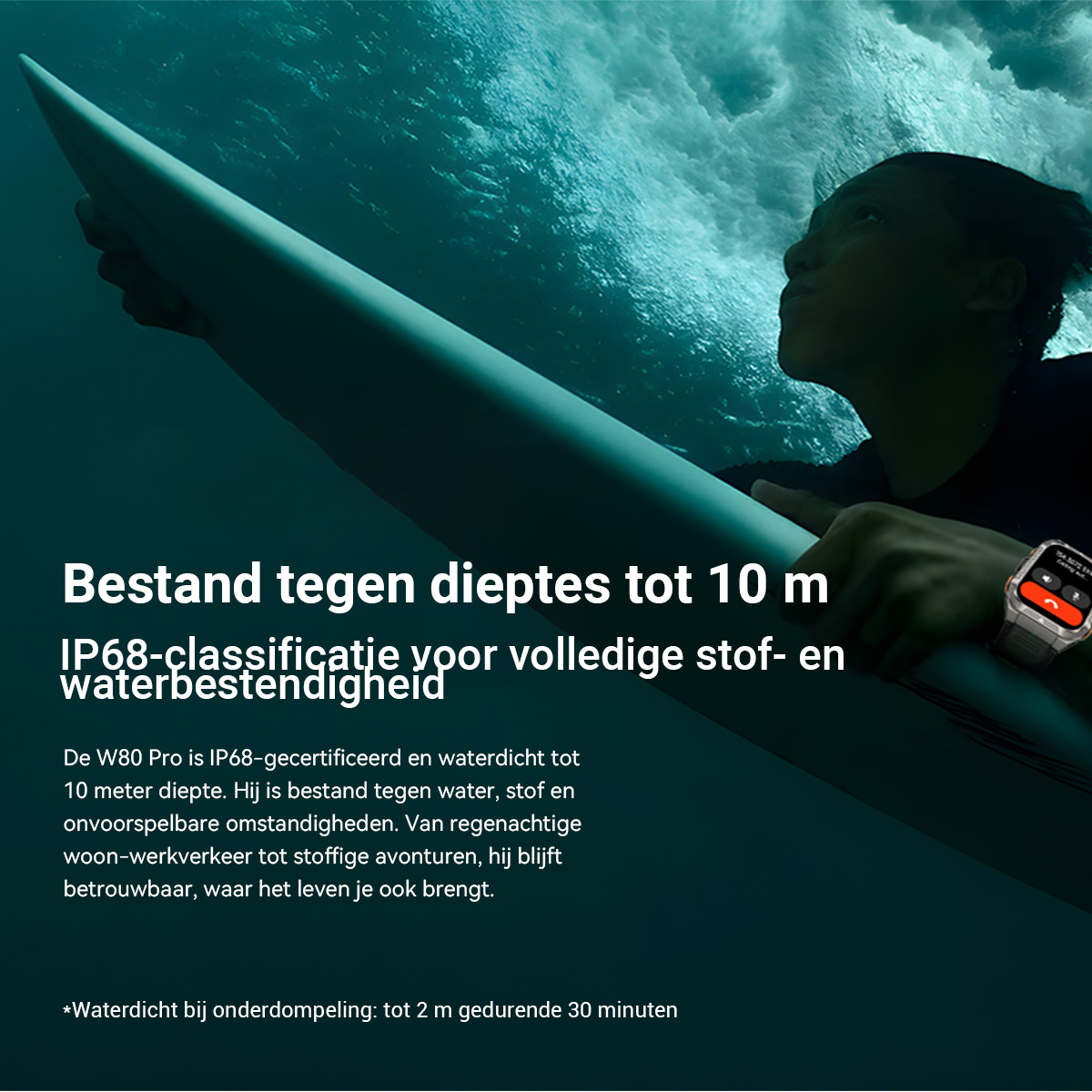 Surfer onder water met surfplank, horloge om de pols.