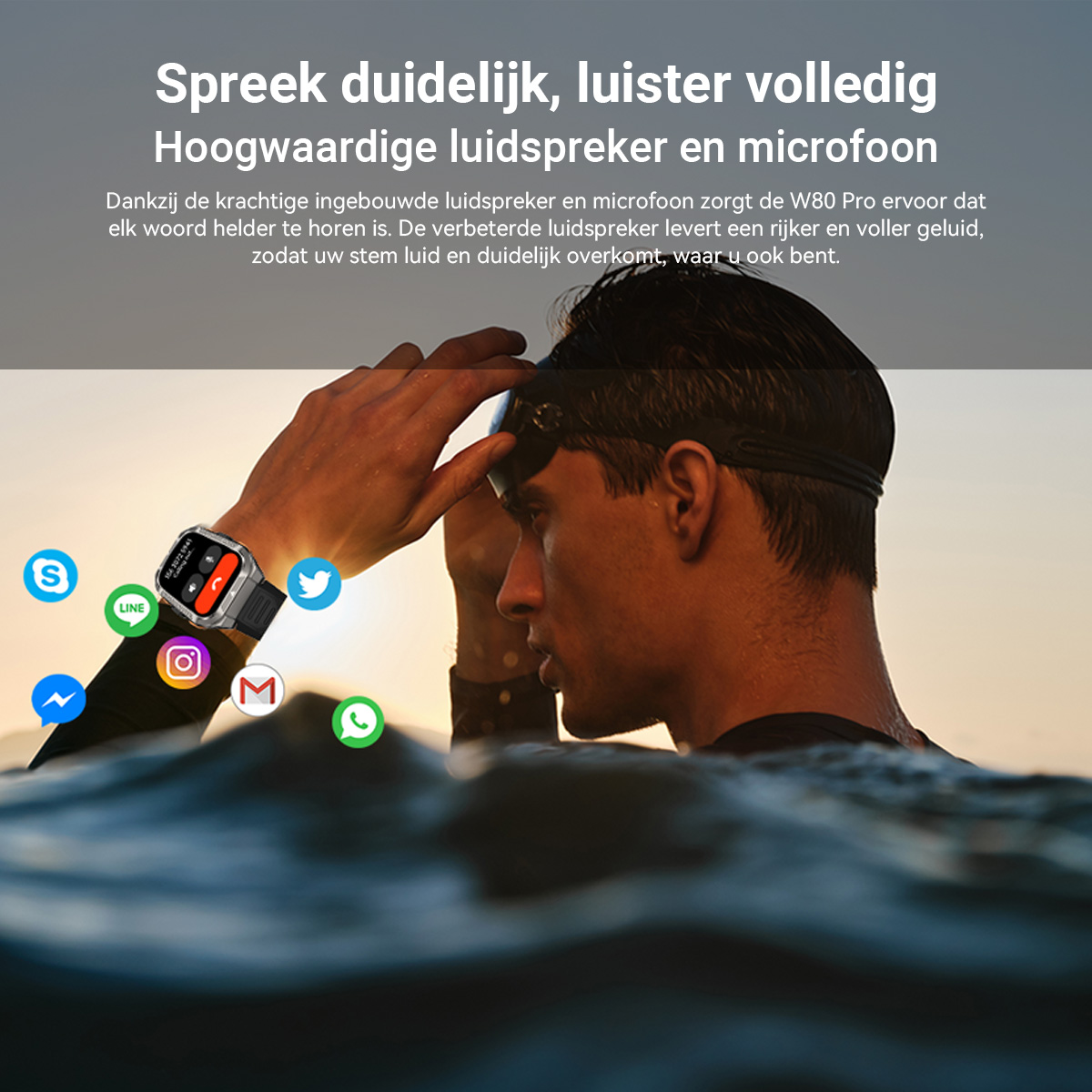 Man met zwembril in water, toont zijn smartwatch met app-iconen.