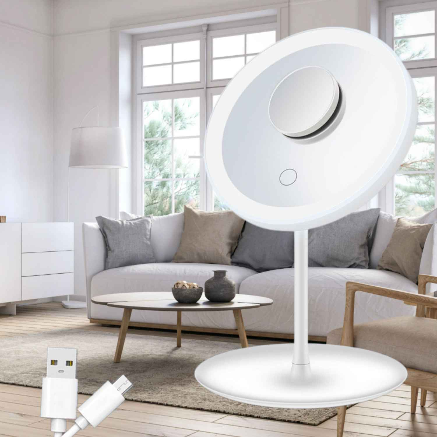 Ein weißer Schminkspiegel mit USB-Kabel steht in einem Wohnzimmer.
