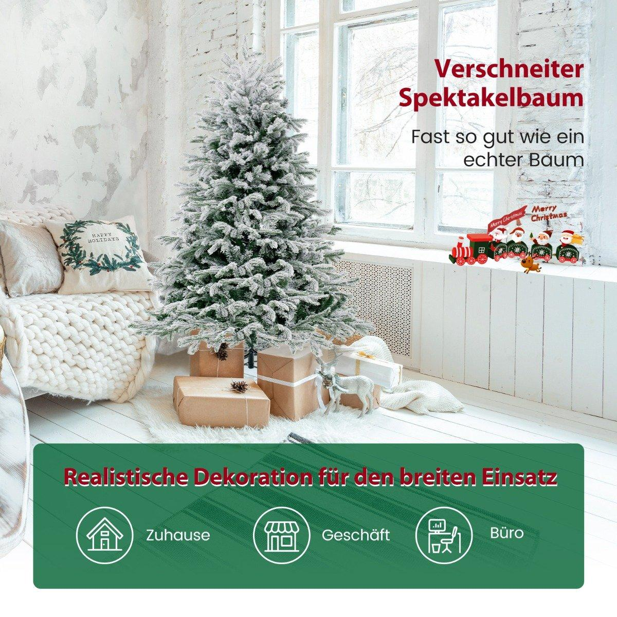 Een met sneeuw bedekte kerstboom staat naast een bank met kussens en cadeaus.