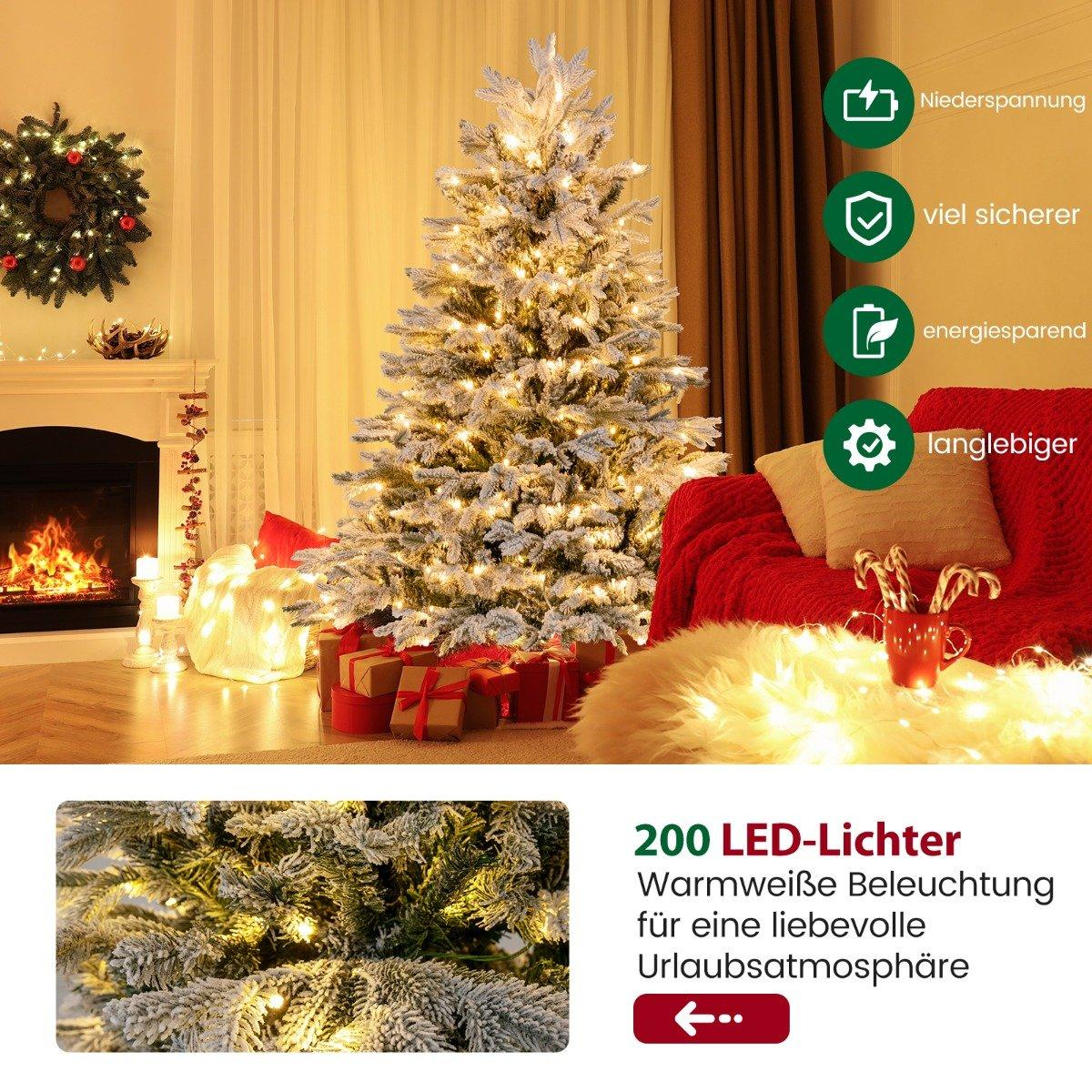 Een versierde kerstboom met lampjes en cadeaus naast een open haard.