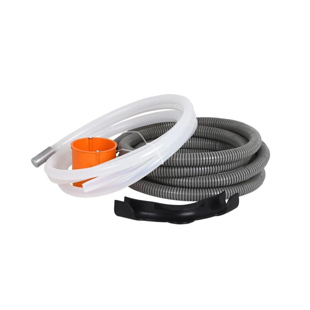 Szara rura karbowana, białe i pomarańczowe rury, czarny uchwyt na białym tle.