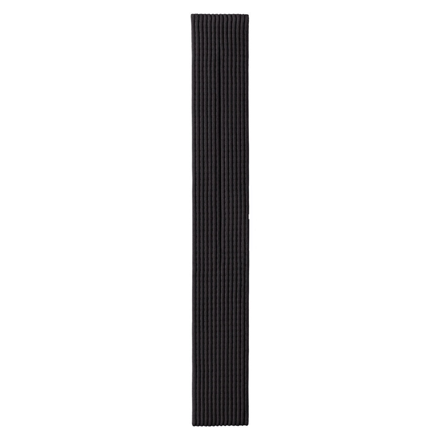 Ein schwarzes Gummiband mit vertikalen Rippen auf weißem Hintergrund.
