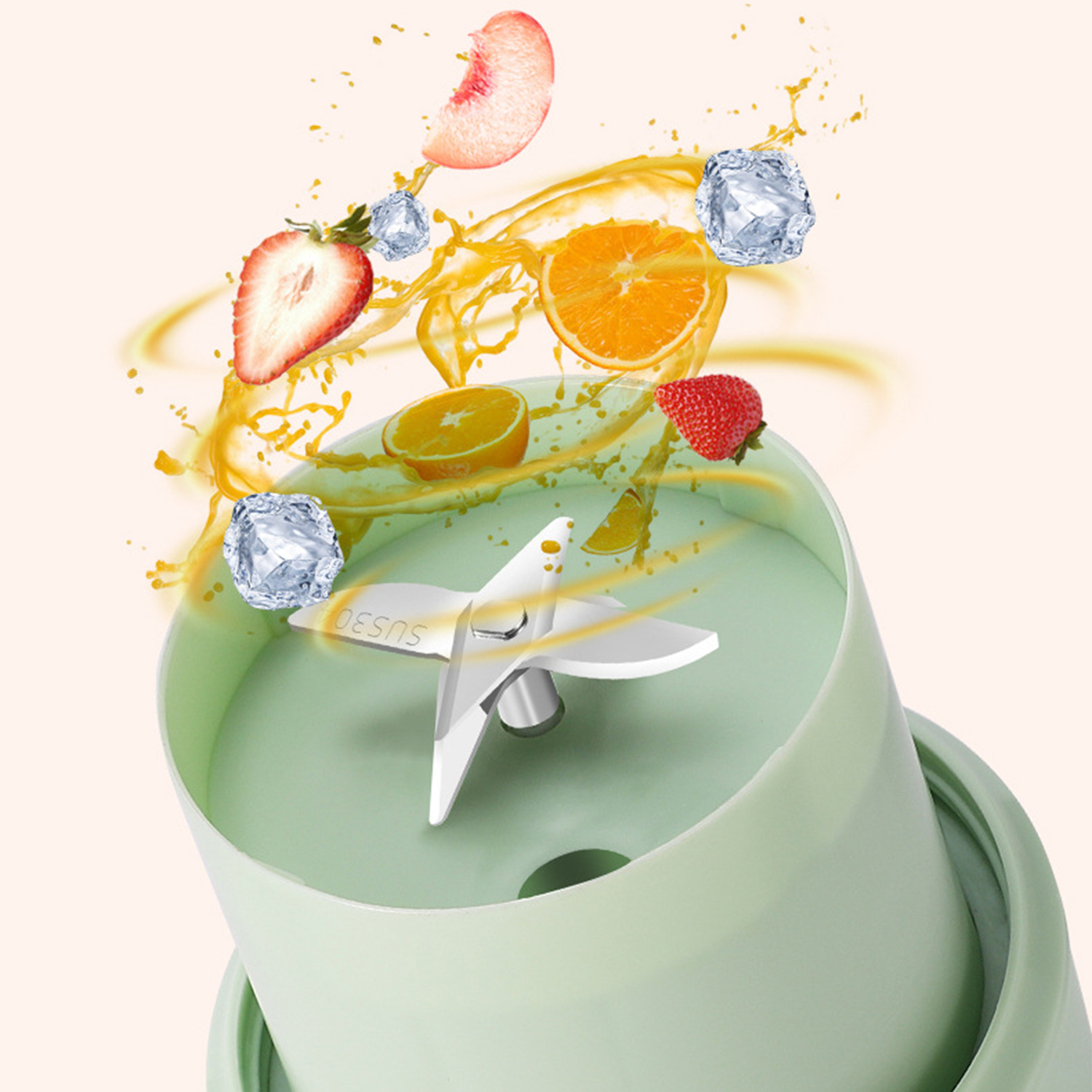 Una licuadora verde con fresas, rodajas de naranja, melocotón y cubitos de hielo salpicando.