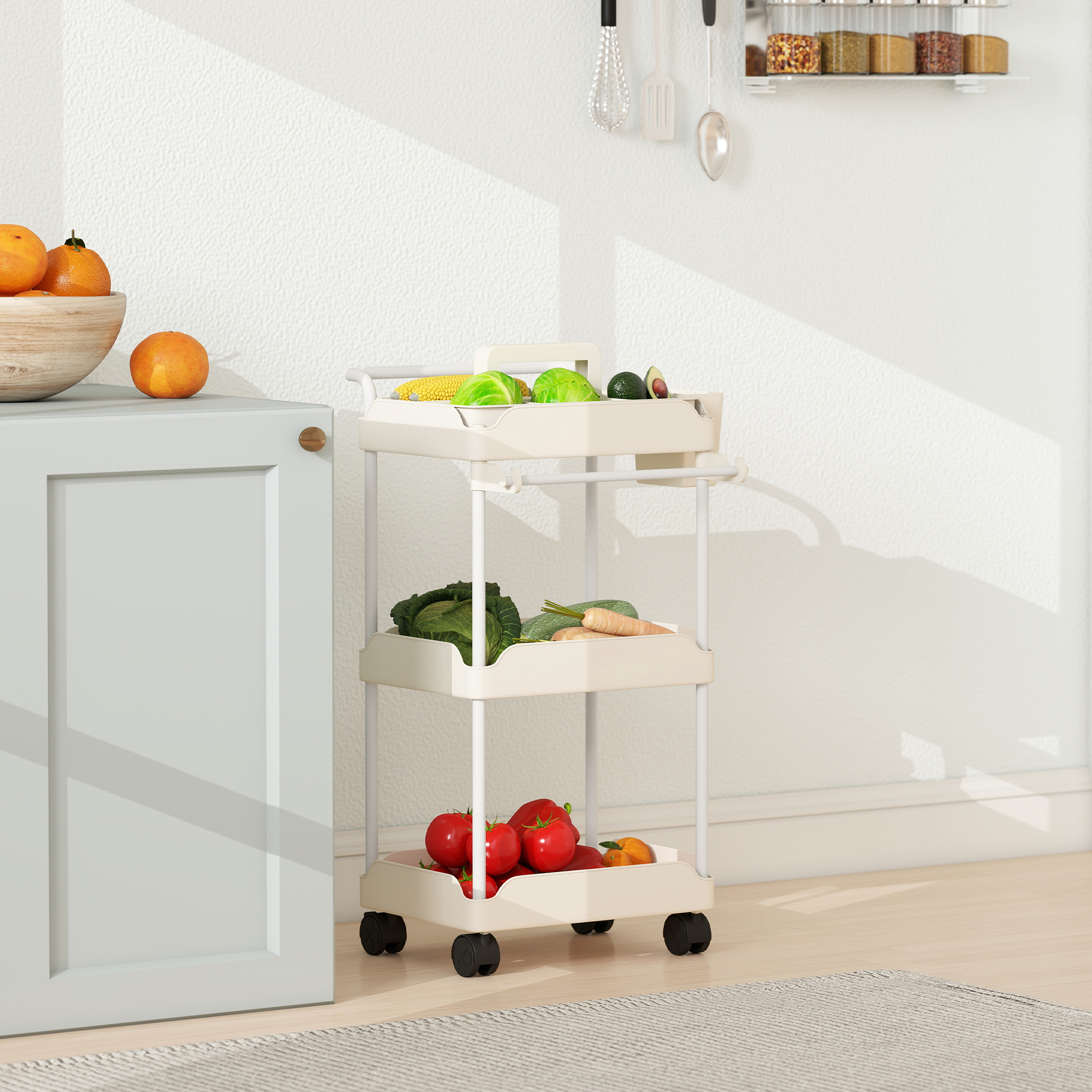 Un carrito rodante beige claro con verduras y frutas en una cocina luminosa.