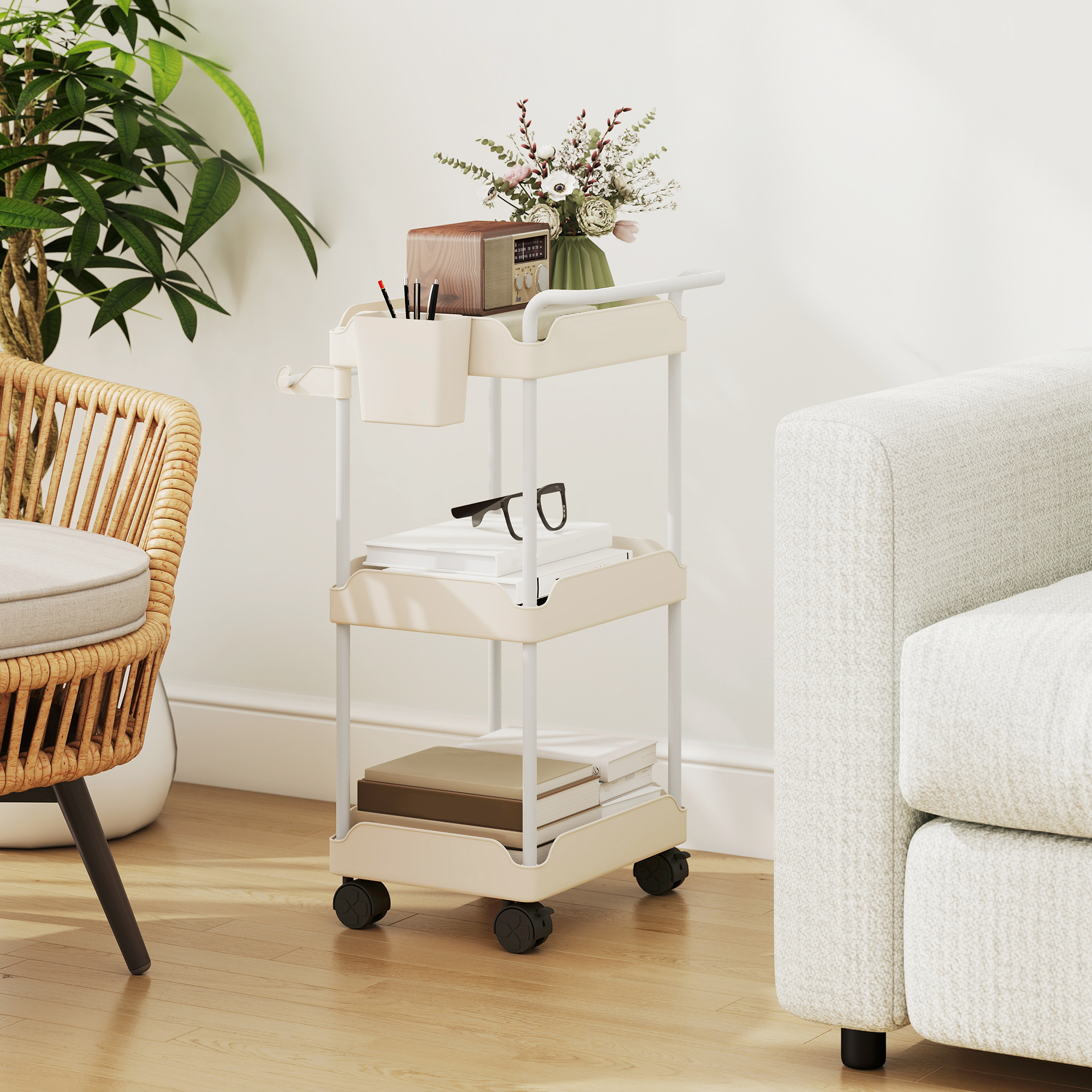 Un carrito rodante beige con libros, gafas y radio junto a una silla de mimbre.