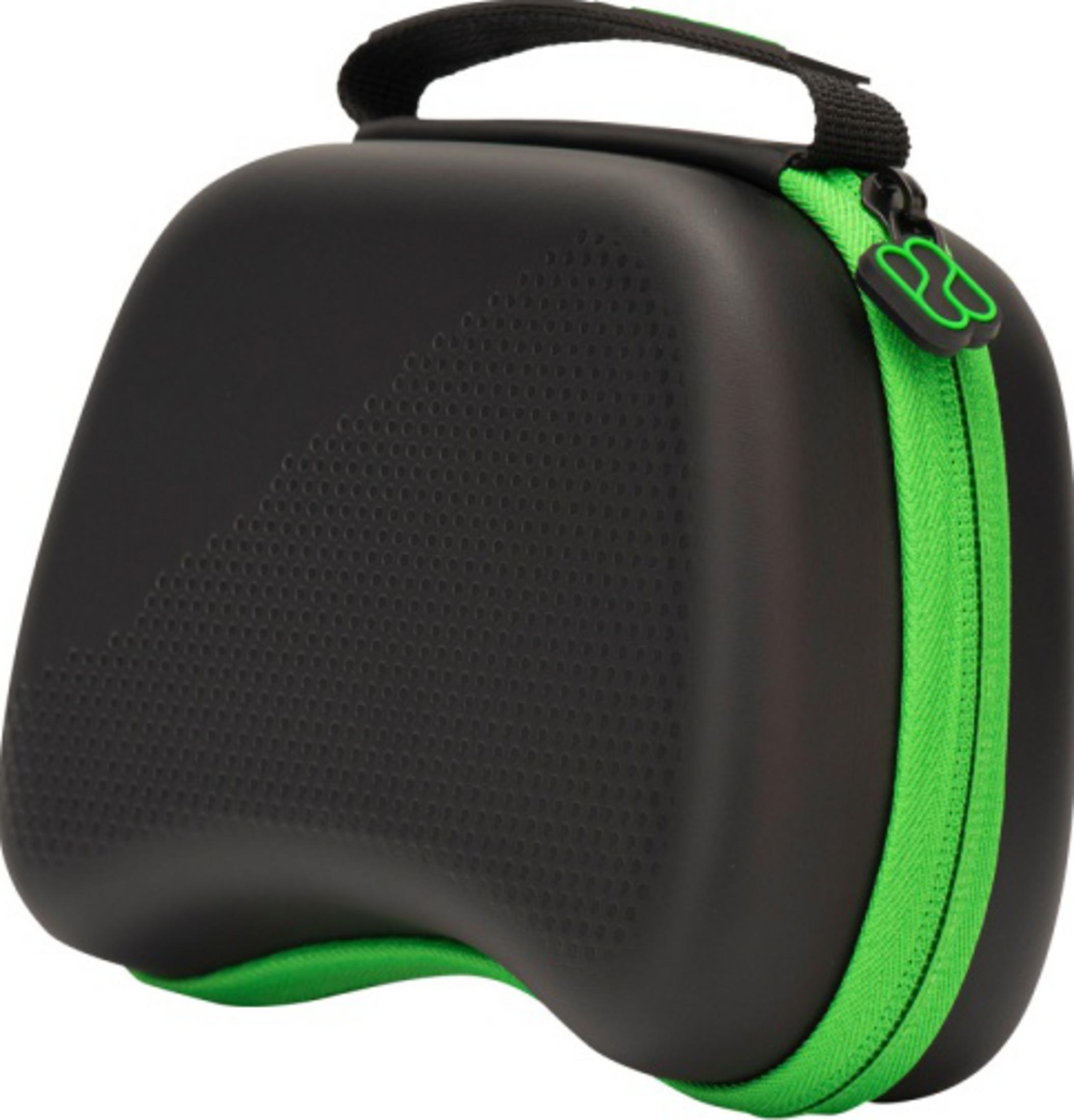 Funda negra para mando con detalles verde neón y cremallera.
