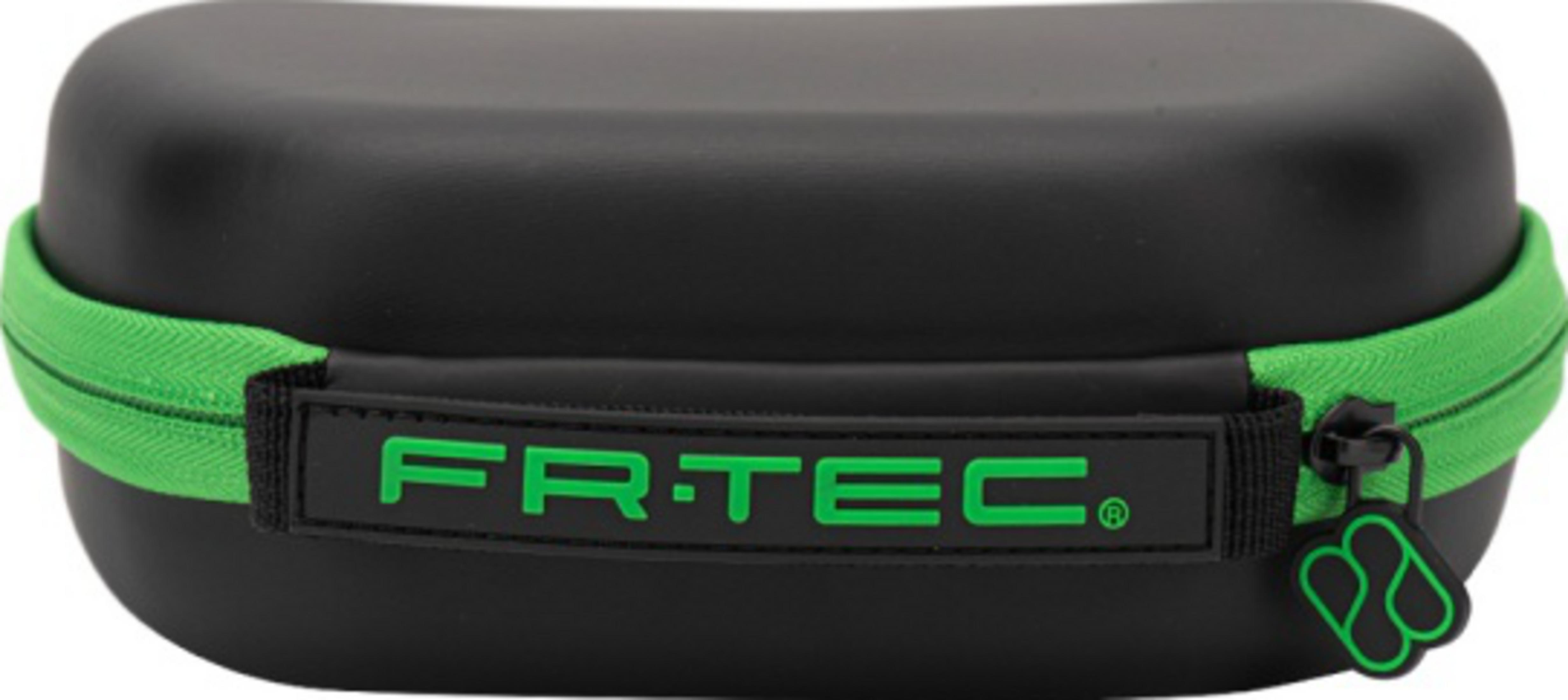 Funda negra con cremallera y logo verdes.