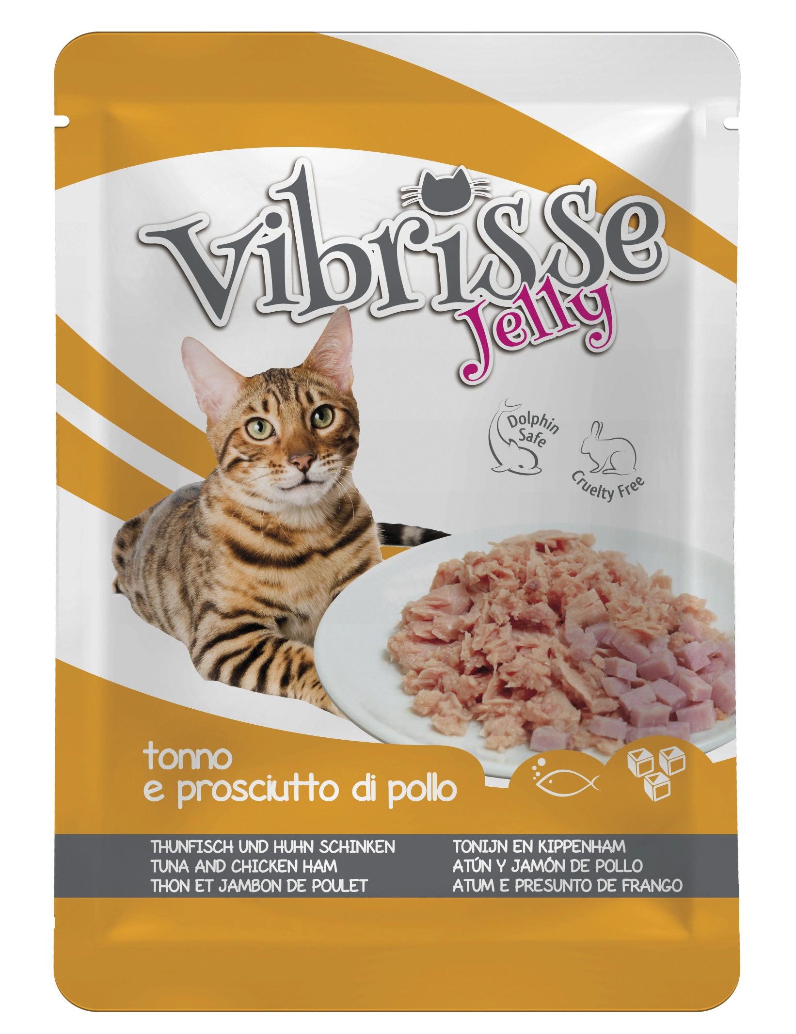 Un gato bengalí mira junto a un plato de comida para gatos de atún y jamón de pollo.